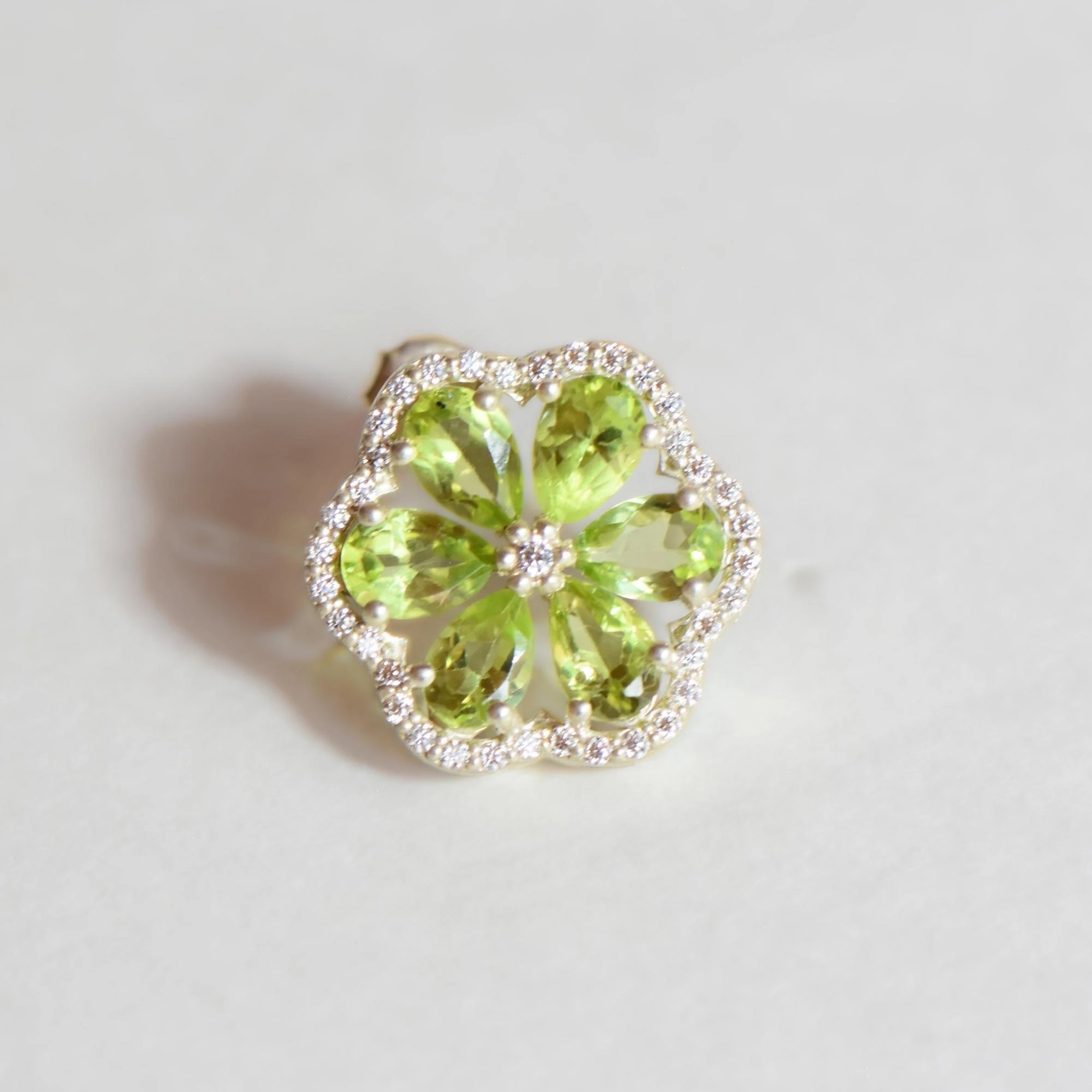 Doğal Mozanit ve Peridot Taşlı Çiçek Formlu Gümüş Küpe