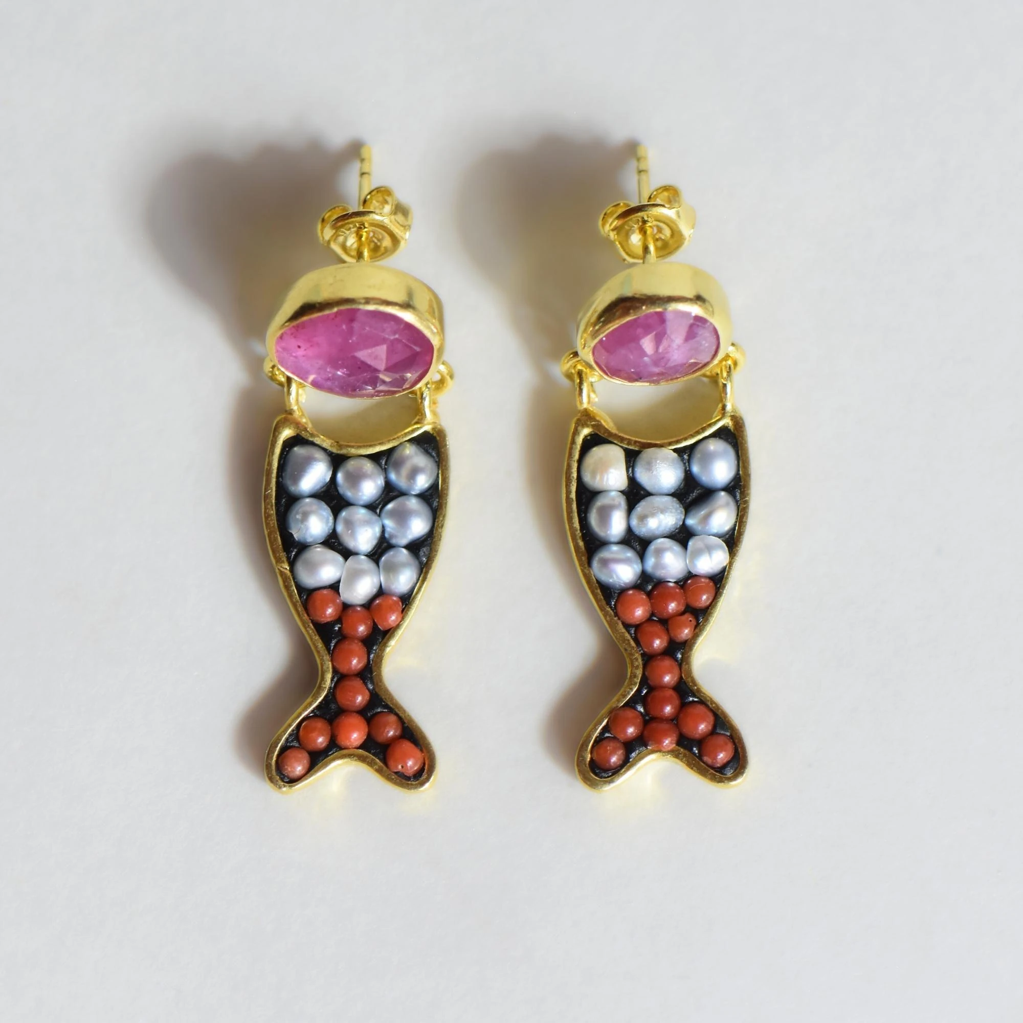 Doğal İnci, Mercan ve Yakut Taşlı Balık Formlu Gümüş Küpe