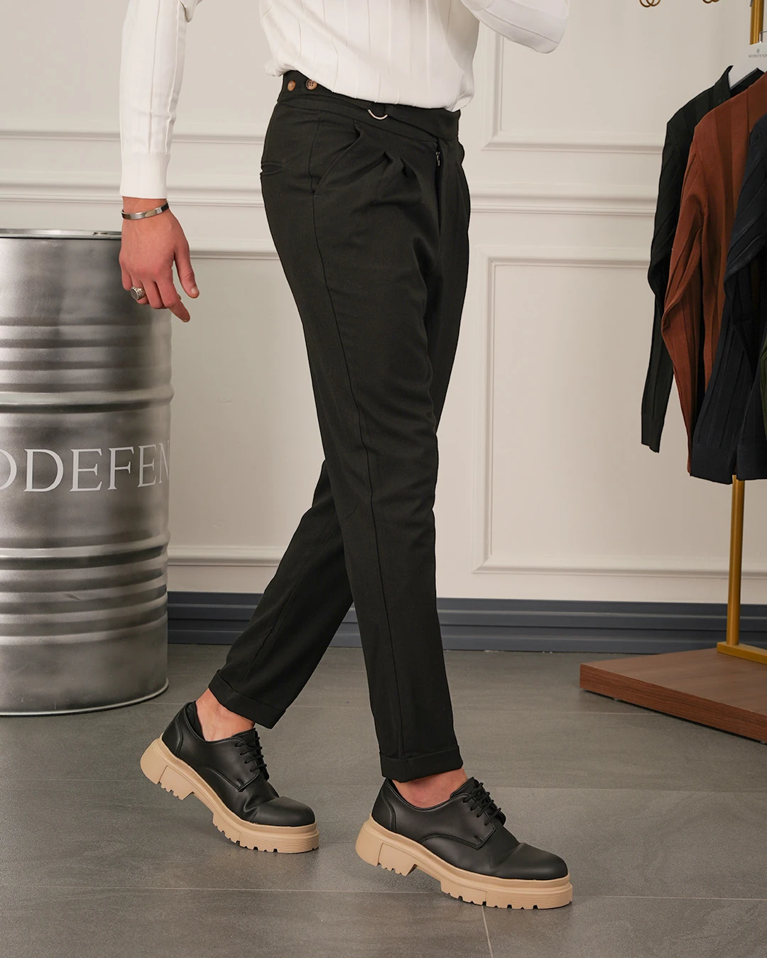 Özel Tasarım Toka ve Düğme Detaylı Pileli Pantolon