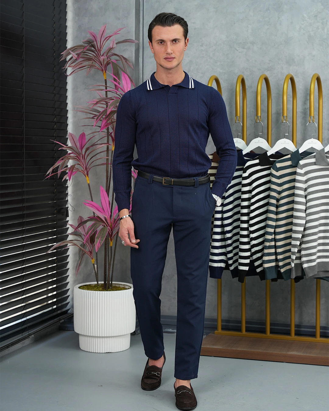 Pamuk Likra Slim Fit Kesik Yaka Dikey Geniş Çizgi ve Yaka Şerit Detaylı Triko Kazak