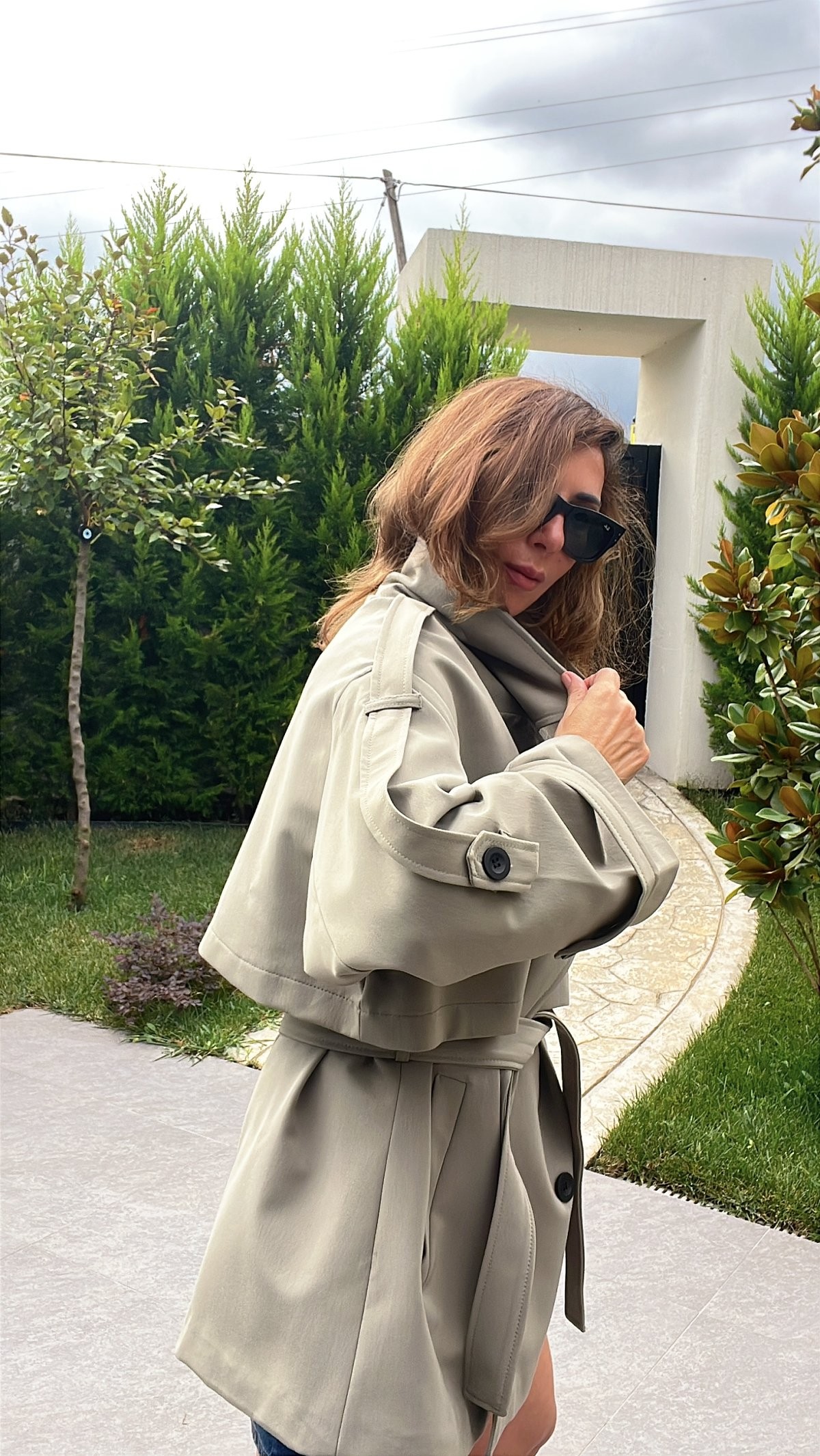 Abbra Kadın Kuşaklı Oversize Kısa Trenç 
