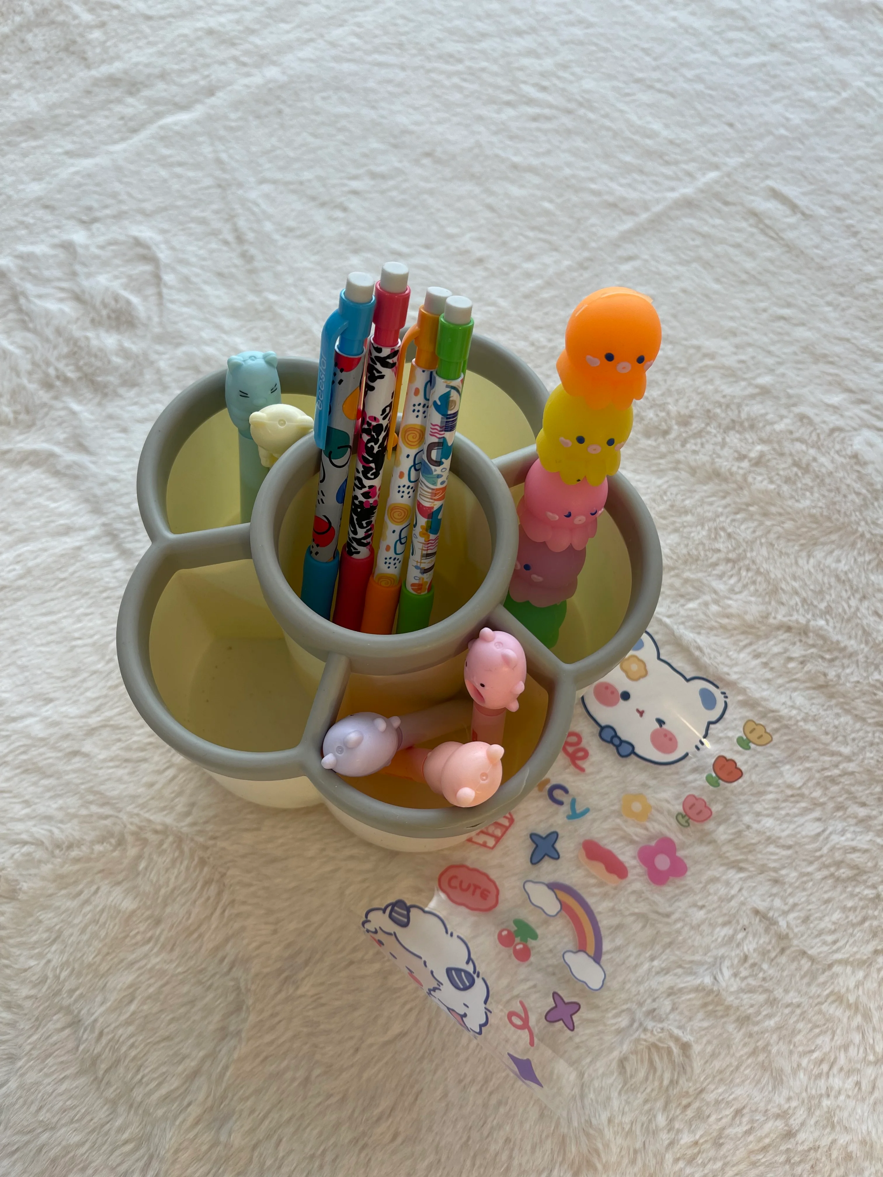 360 derece dönebilen masaüstü kalemlik (hediye stickerlarla süslenebilir)