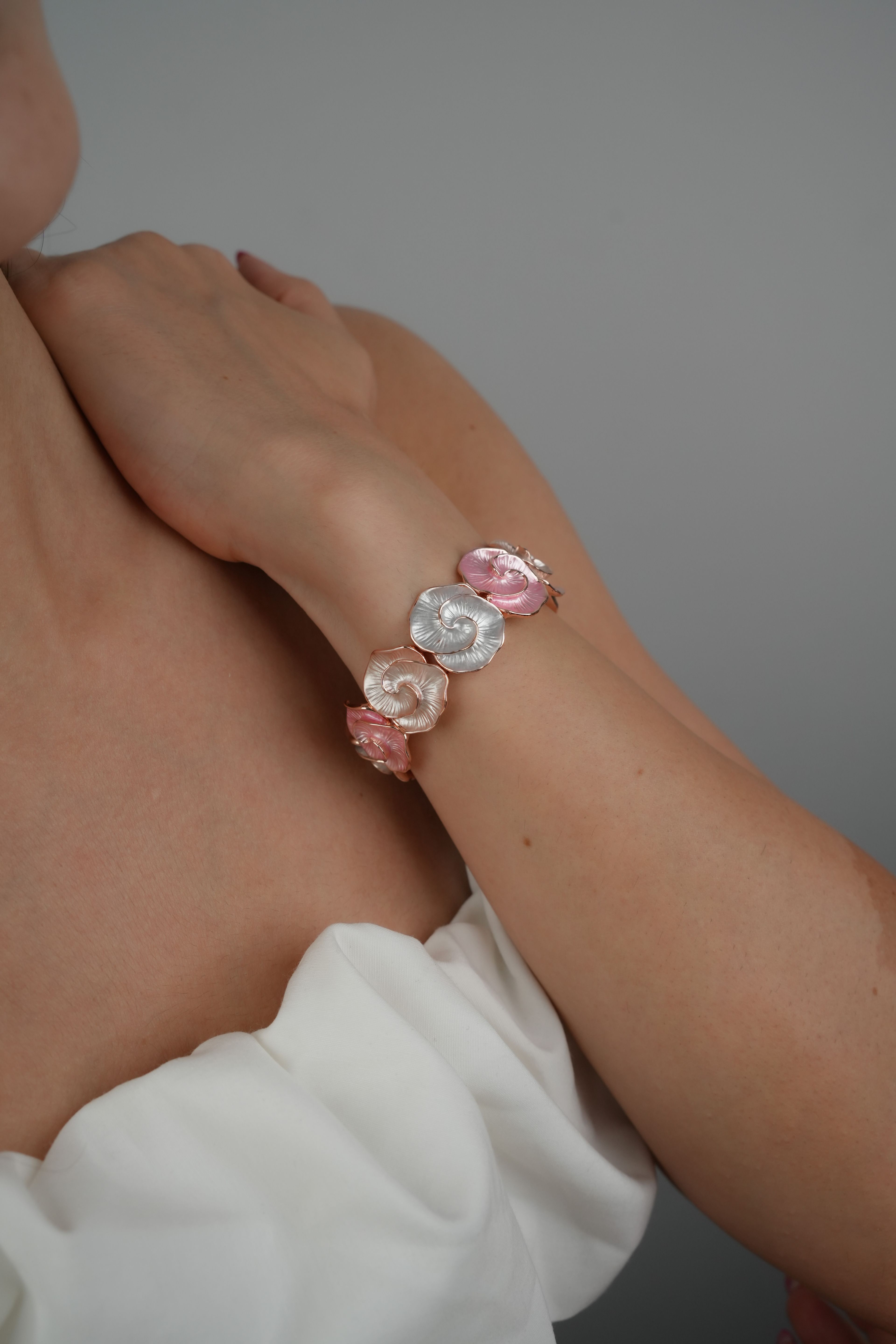 Çelik Gül Detaylı Rose Gold Renkli Bileklik