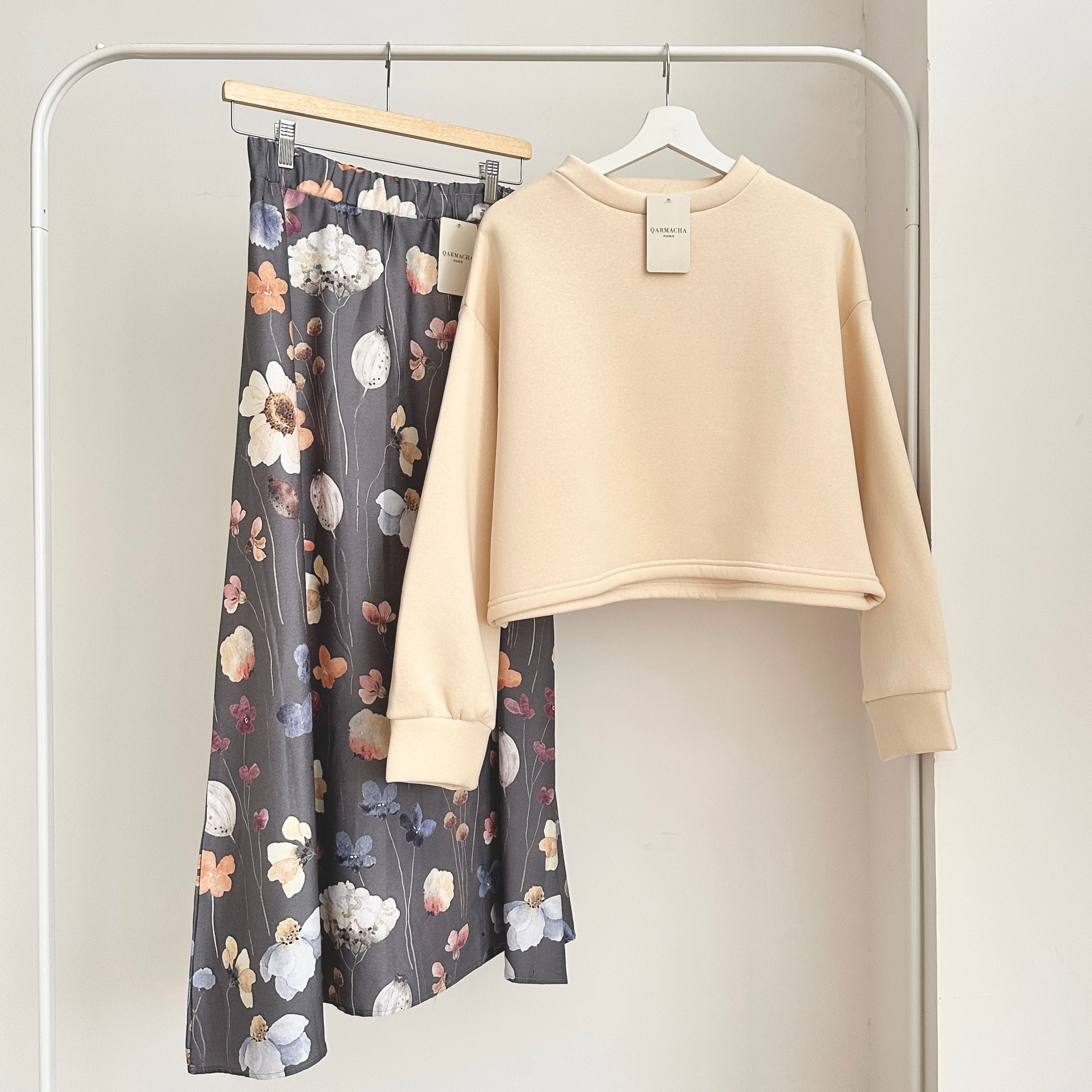 3 İplik Crop Sweat & Etek Takım - Üst Krem & Alt Gri Çiçekli Saten Kloş