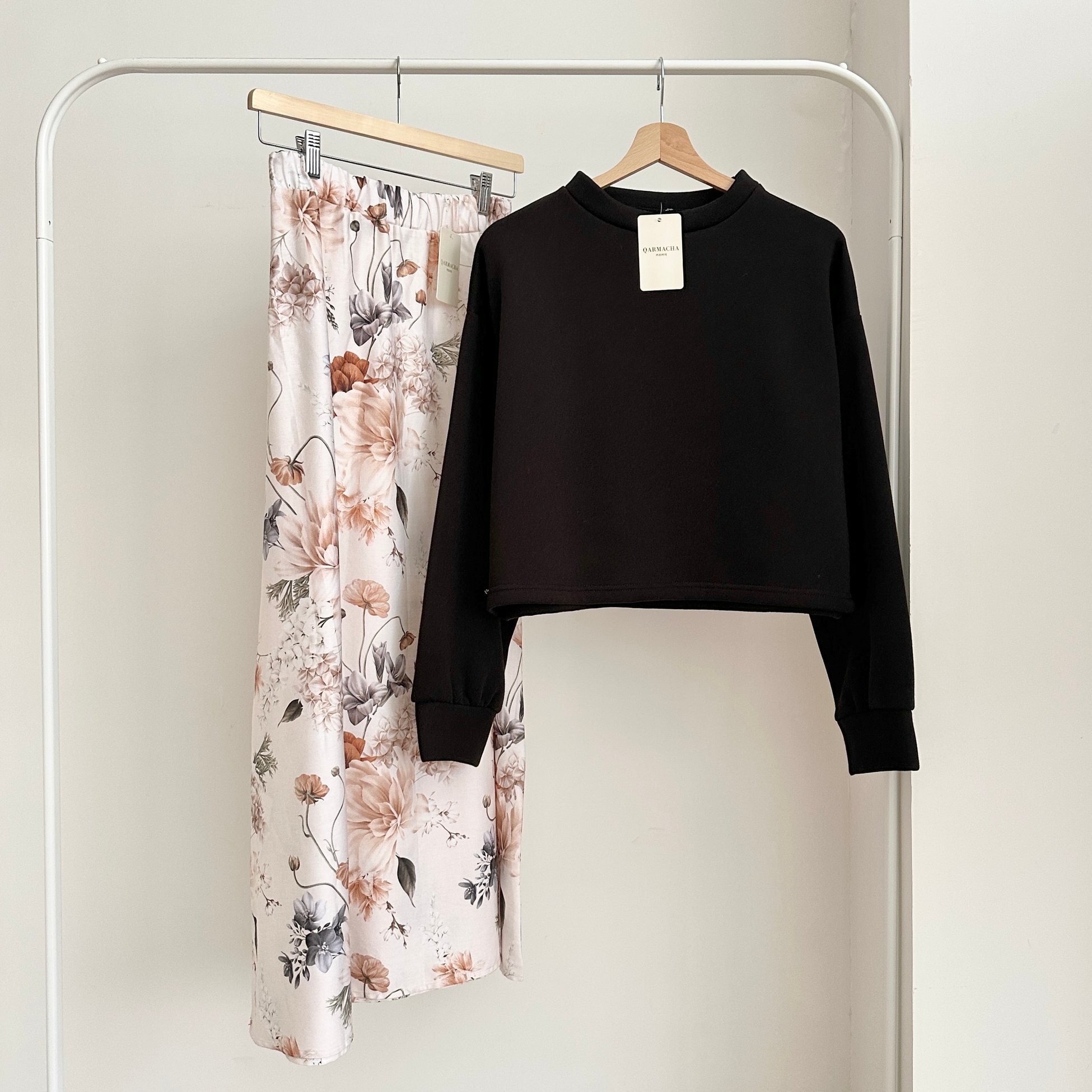 3 İplik Crop Sweat & Etek Takım - Üst Siyah & Alt Krem Çiçekli Saten Kloş