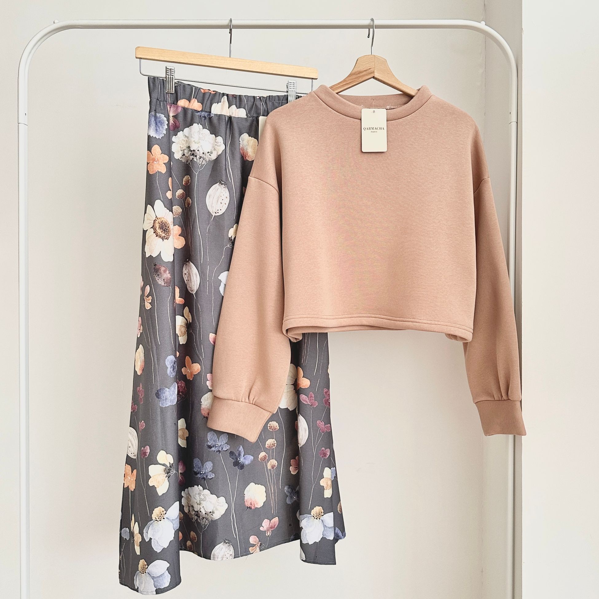 3 İplik Crop Sweat & Etek Takım - Üst Vizon & Alt Gri Çiçekli Saten Kloş