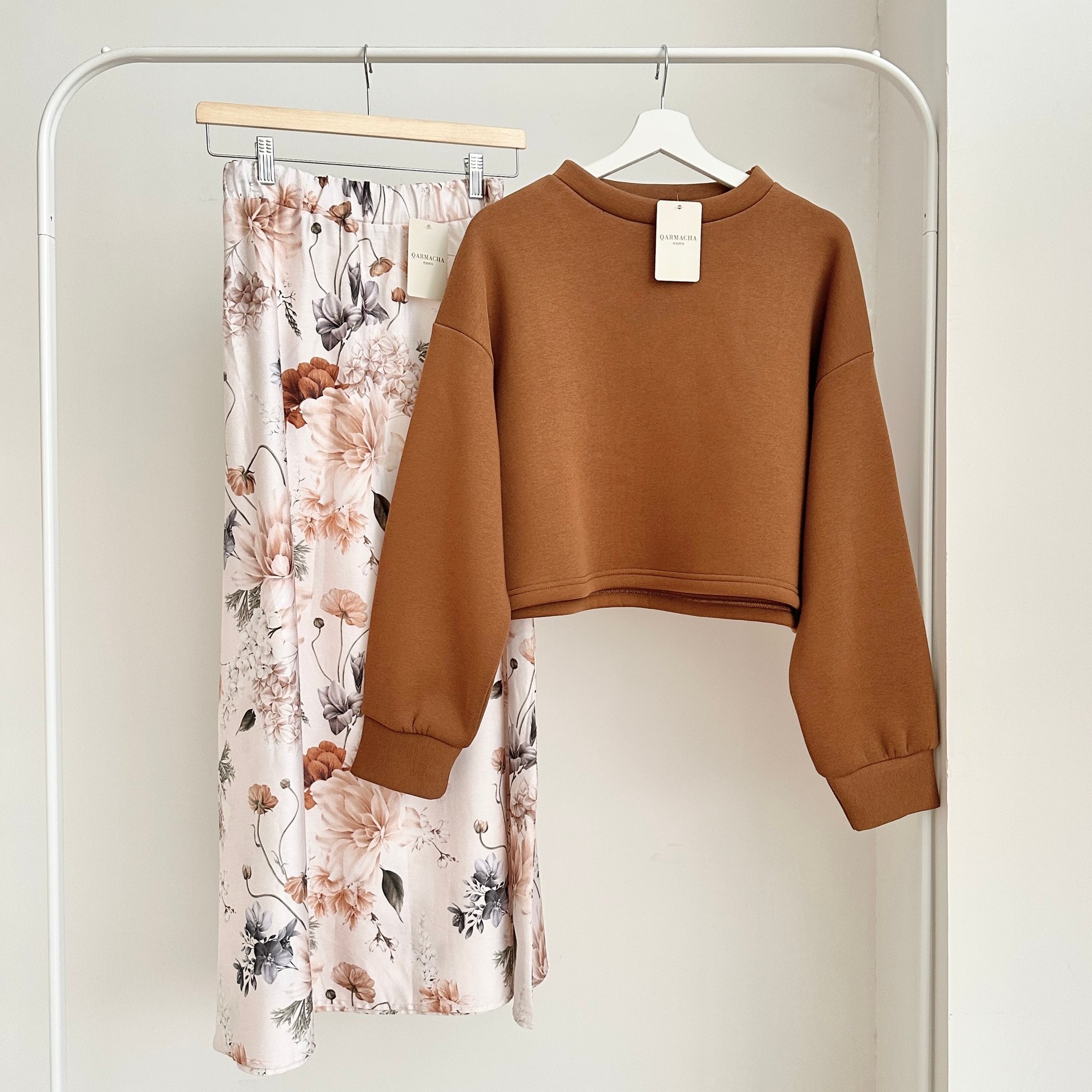 3 İplik Crop Sweat & Etek Takım - Üst Sütlü Kahve & Alt Krem Çiçekli Saten Kloş