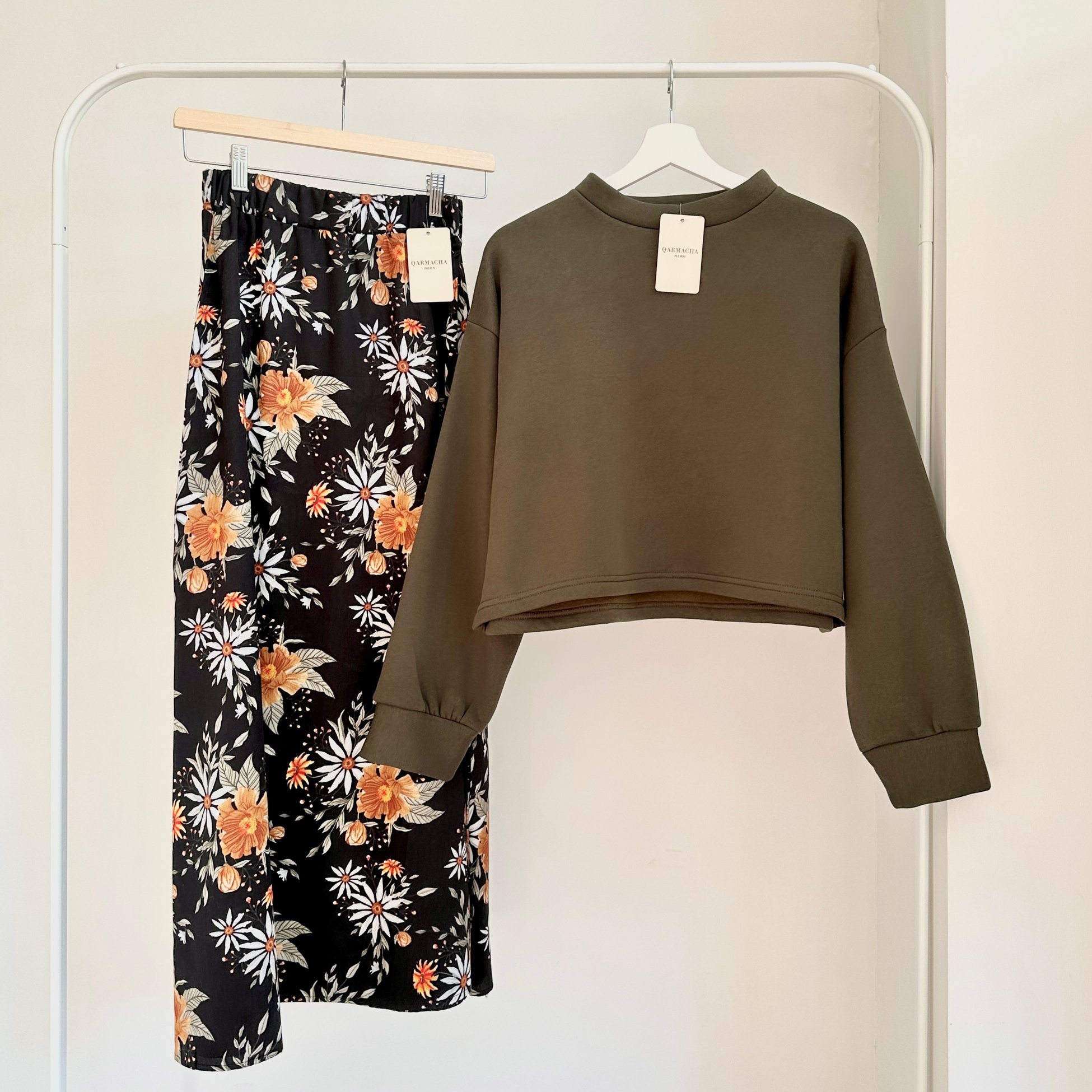 3 İplik Crop Sweat & Etek Takım - Üst Haki Yeşili & Alt Siyah Papatya Desenli Saten Kloş