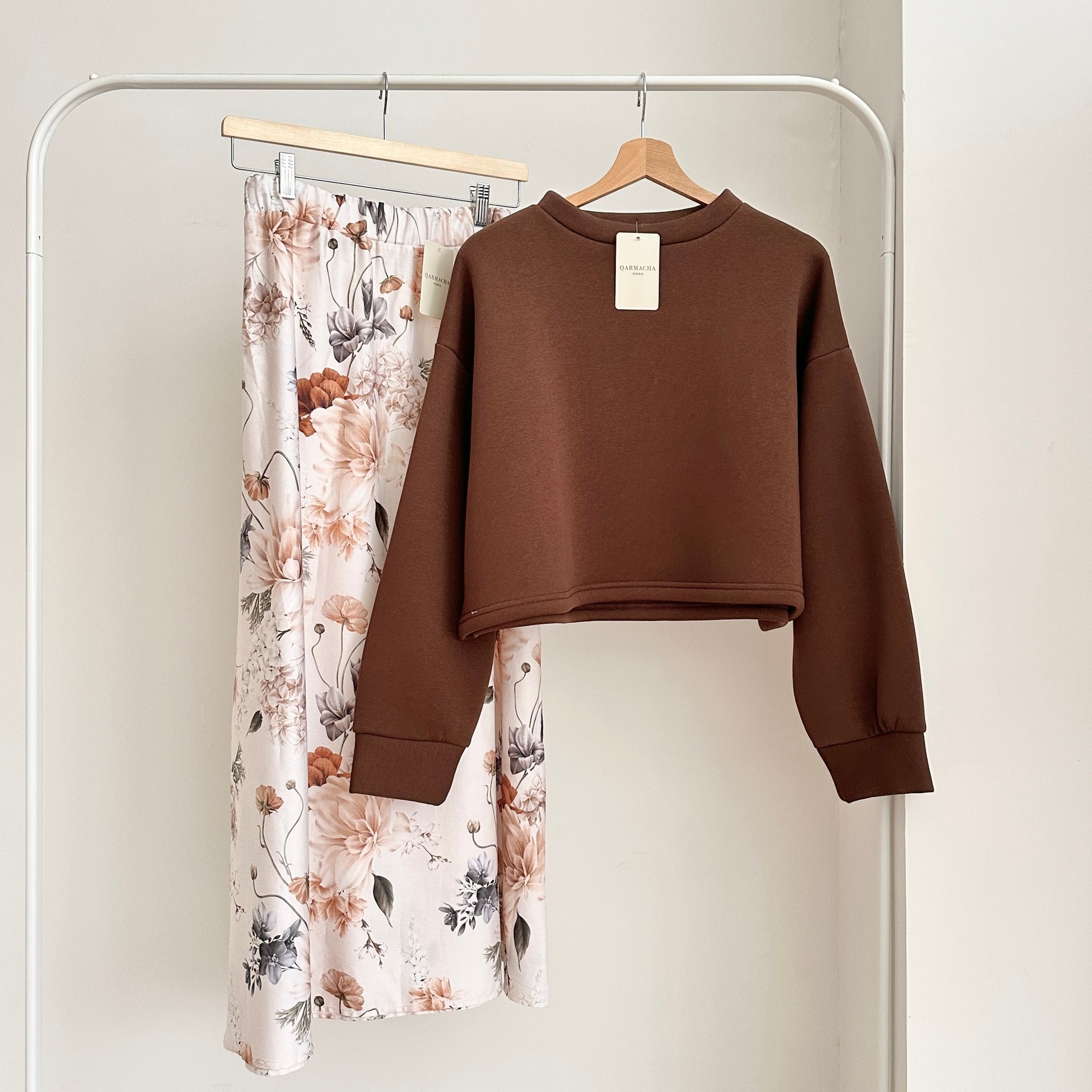 3 İplik Crop Sweat & Etek Takım - Üst Acı Kahve & Alt Krem Çiçekli Saten Kloş