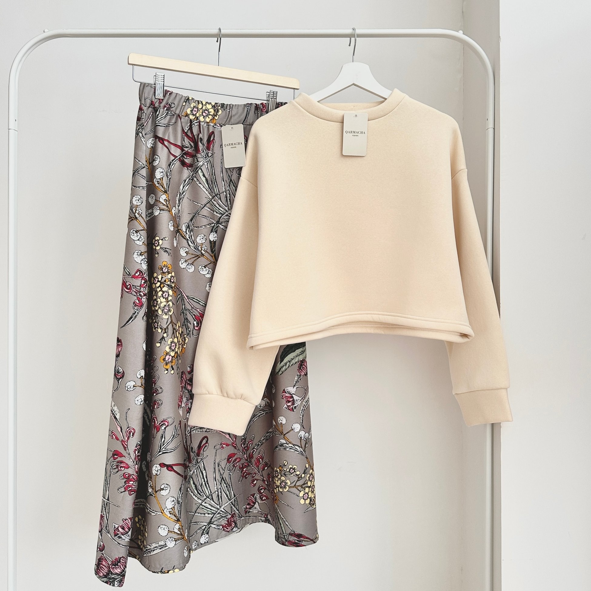 3 İplik Crop Sweat & Etek Takım - Üst Krem & Alt Gri Desenli Saten Kloş