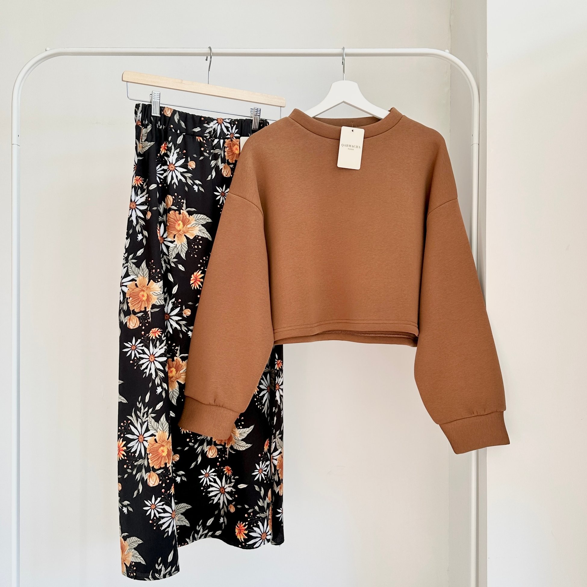 3 İplik Crop Sweat & Etek Takım - Üst Sütlü Kahve & Alt Siyah Papatya Desenli Saten Kloş