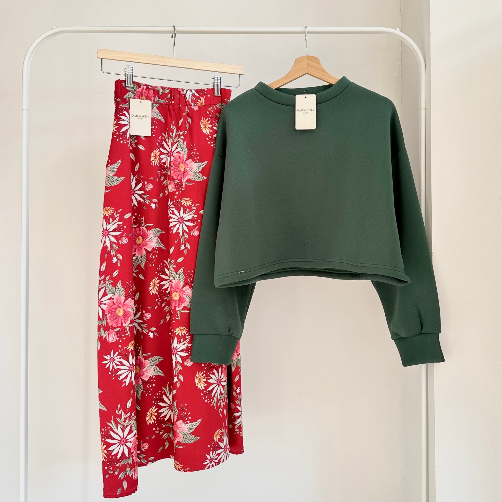 3 İplik Crop Sweat & Etek Takım - Üst Zümrüt Yeşili & Alt Kırmızı Papatya Desenli Saten Kloş