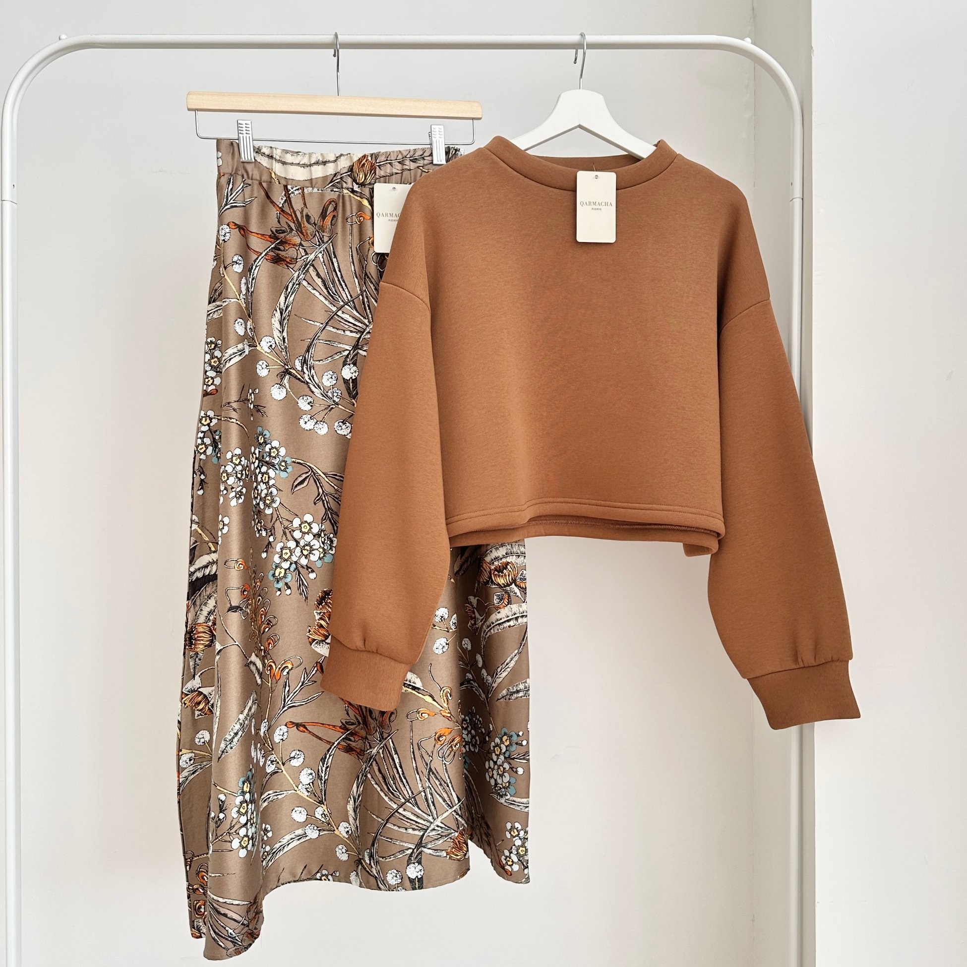 3 İplik Crop Sweat & Etek Takım - Üst Sütlü Kahve & Alt Koyu Vizon Desenli Saten Kloş