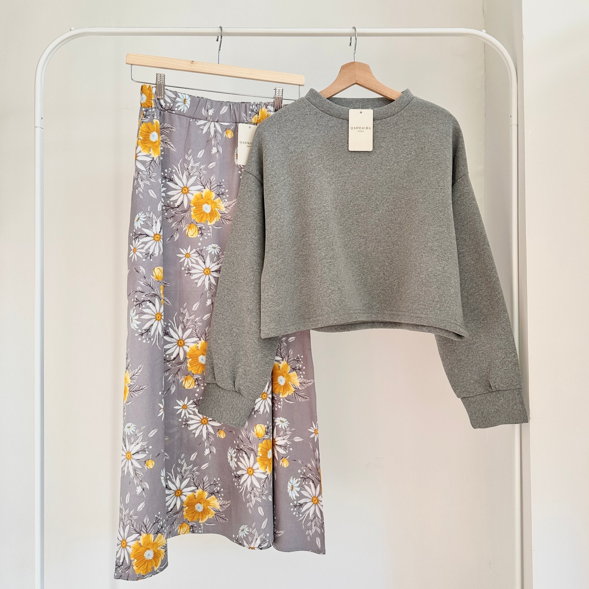 3 İplik Crop Sweat & Etek Takım - Üst Gri & Alt Gümüş Gri Papatya Desenli Saten Kloş