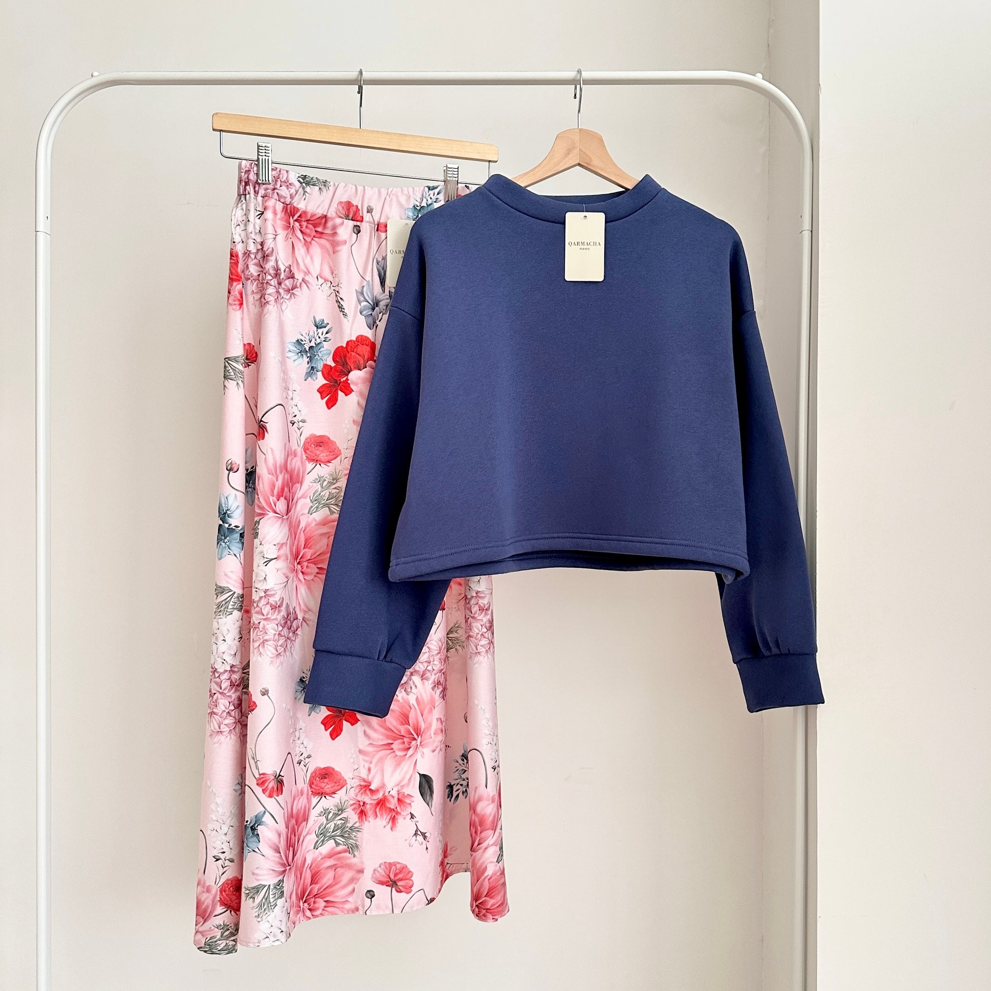 3 İplik Crop Sweat & Etek Takım - Üst Lacivert & Alt Pudra Pembe Çiçekli Saten Kloş