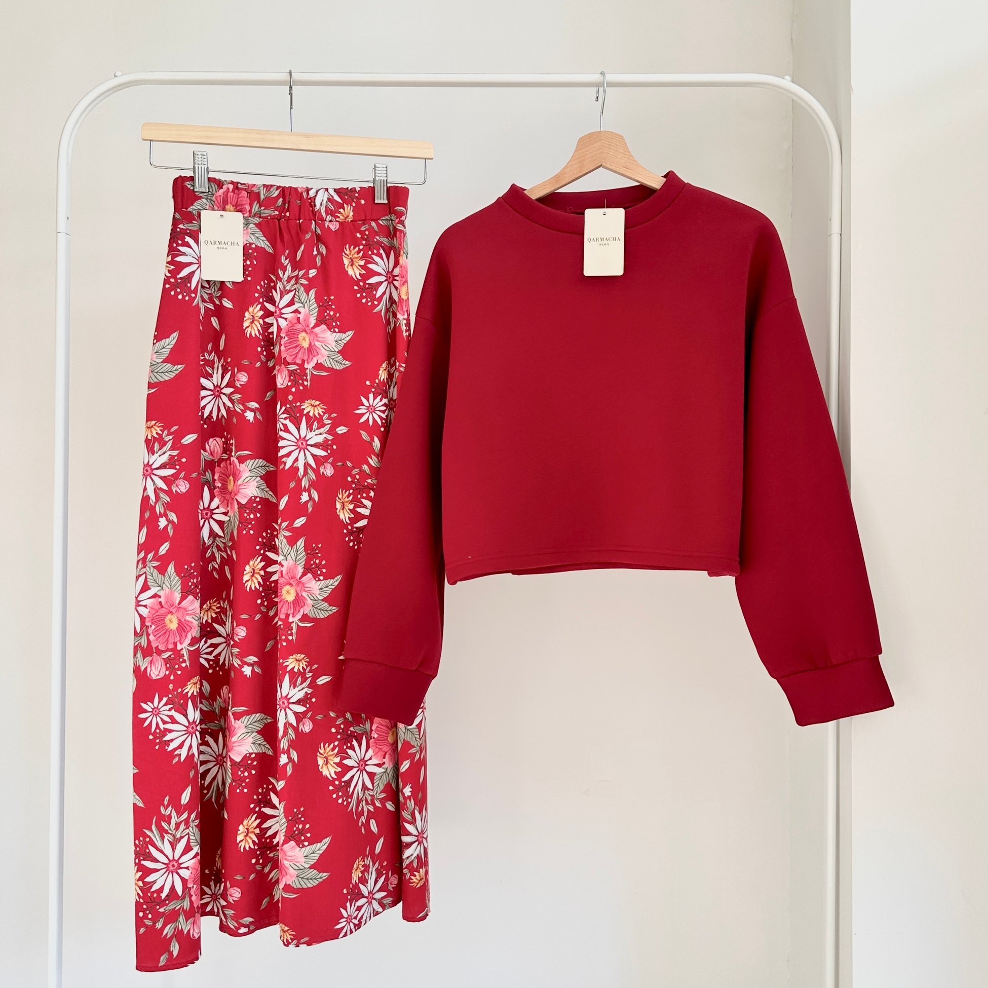 3 İplik Crop Sweat & Etek Takım - Üst Bordo & Alt Kırmızı Papatya Desenli Saten Kloş