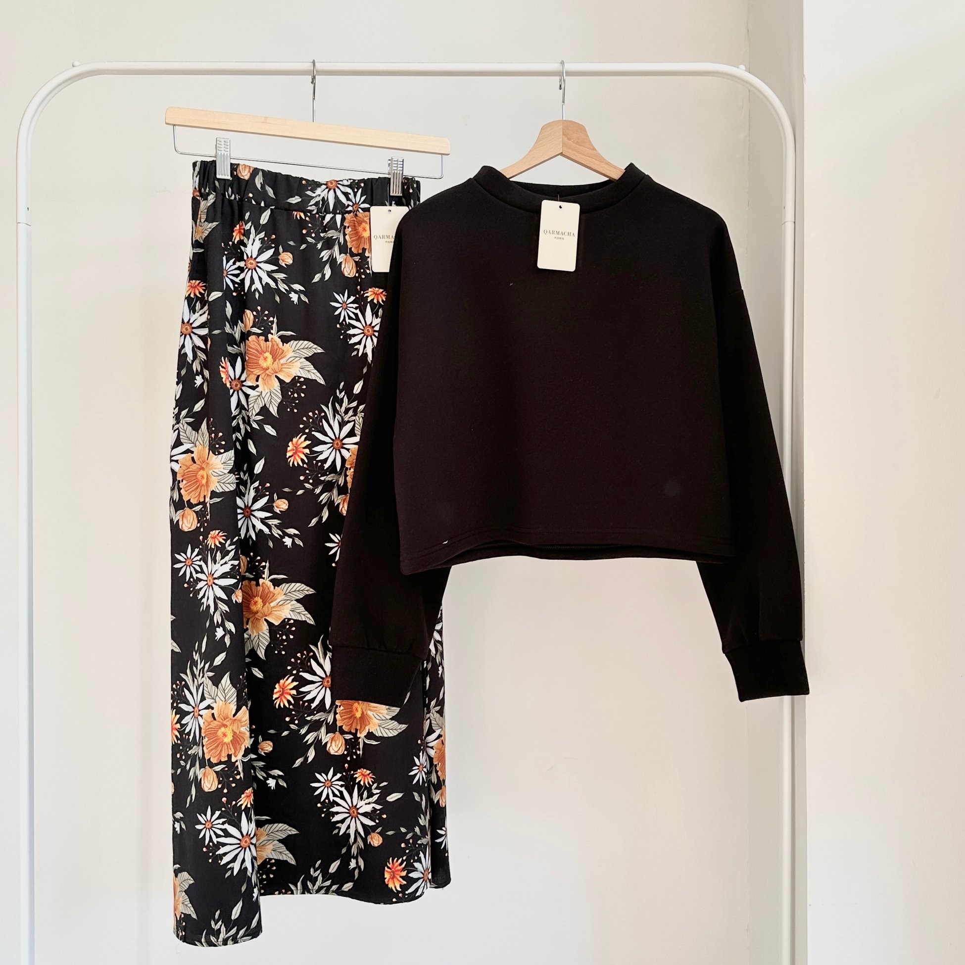 3 İplik Crop Sweat & Etek Takım - Üst Siyah & Alt Siyah Papatya Desenli Saten Kloş