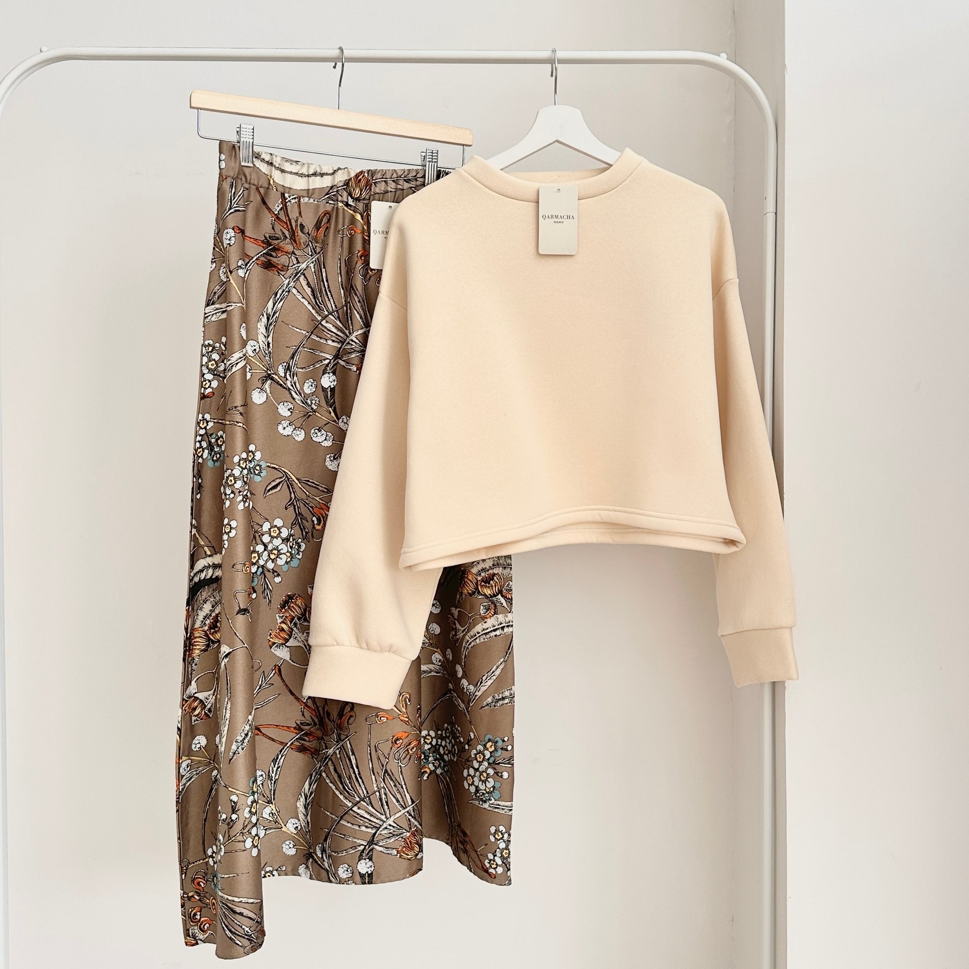 3 İplik Crop Sweat & Etek Takım - Üst Krem & Alt Koyu Vizon Desenli Saten Kloş