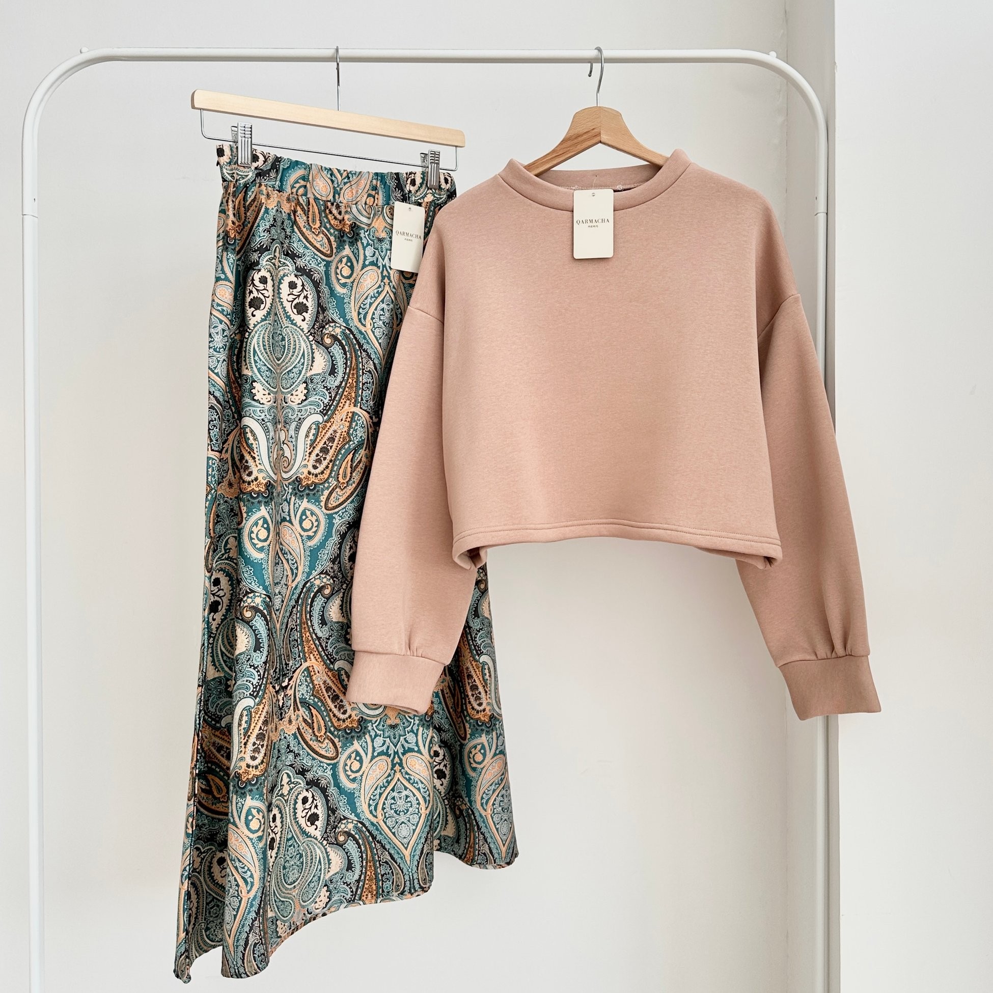 3 İplik Crop Sweat & Etek Takım - Üst Vizon & Alt Turkuaz Etnik Desenli Saten Kloş