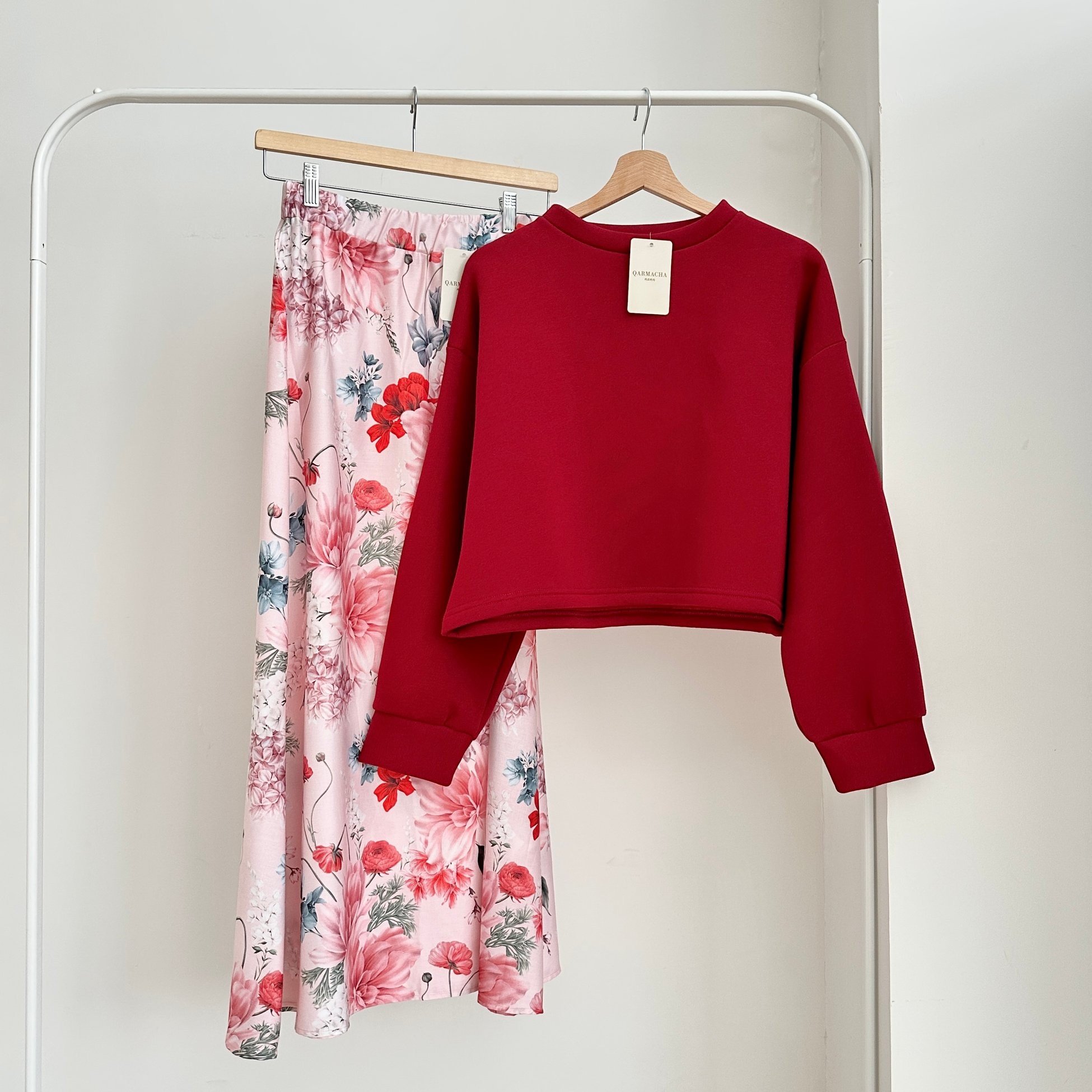 3 İplik Crop Sweat & Etek Takım - Üst Bordo & Alt Pudra Pembe Çiçekli Saten Kloş