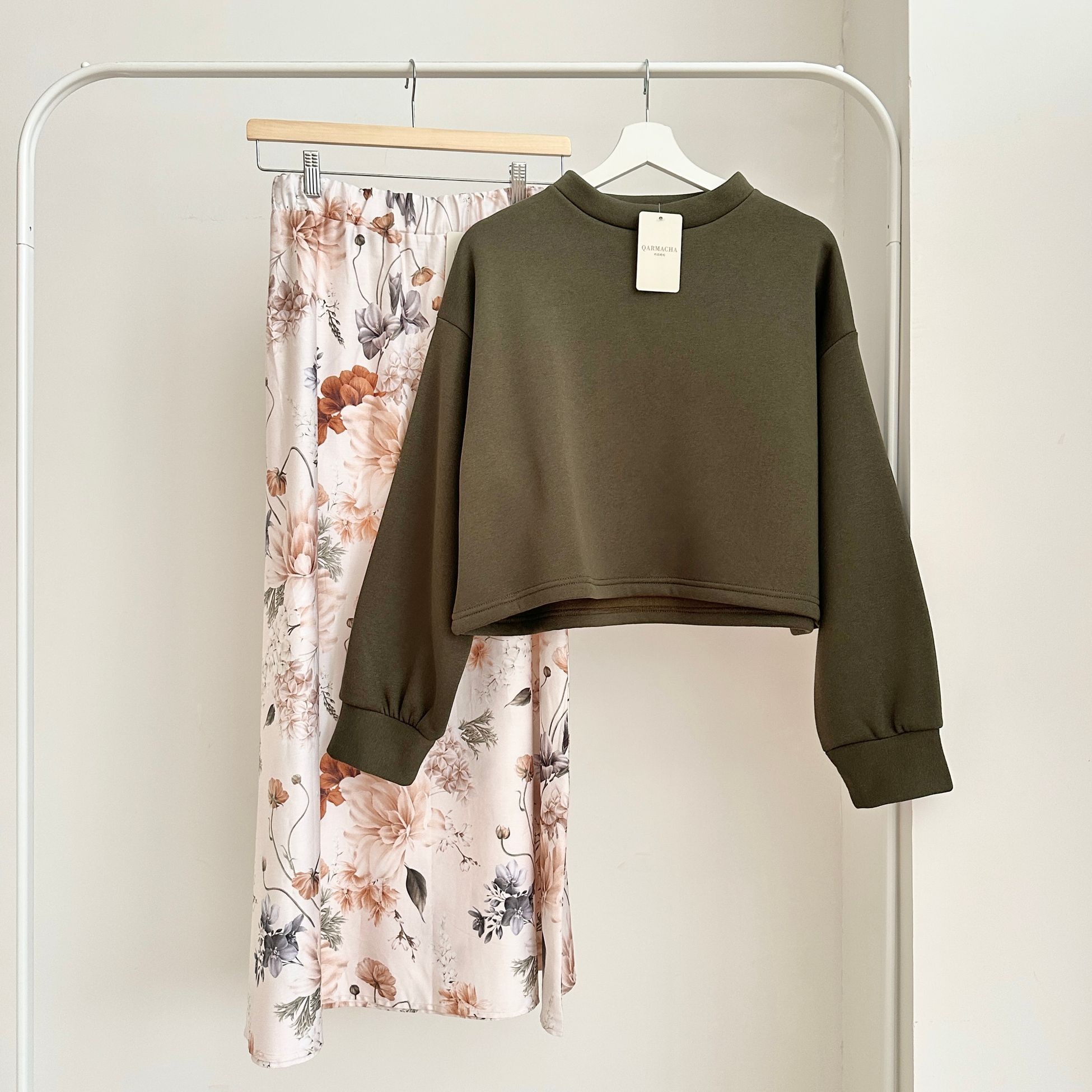 3 İplik Crop Sweat & Etek Takım - Üst Haki Yeşili & Alt Krem Çiçekli Saten Kloş