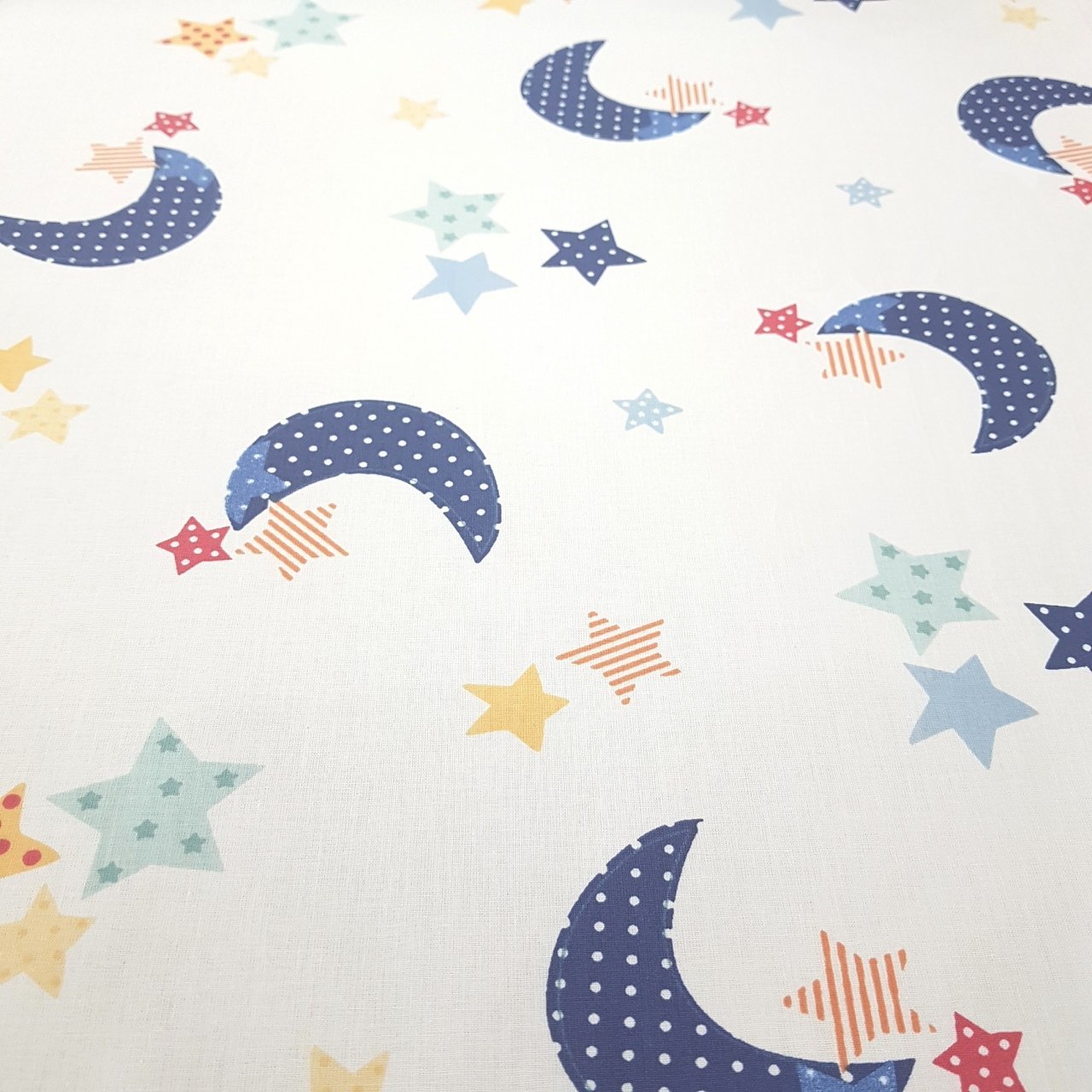 240 cm. Poplin Ay-Yıldız Desenli (Alt Zemin Beyaz)