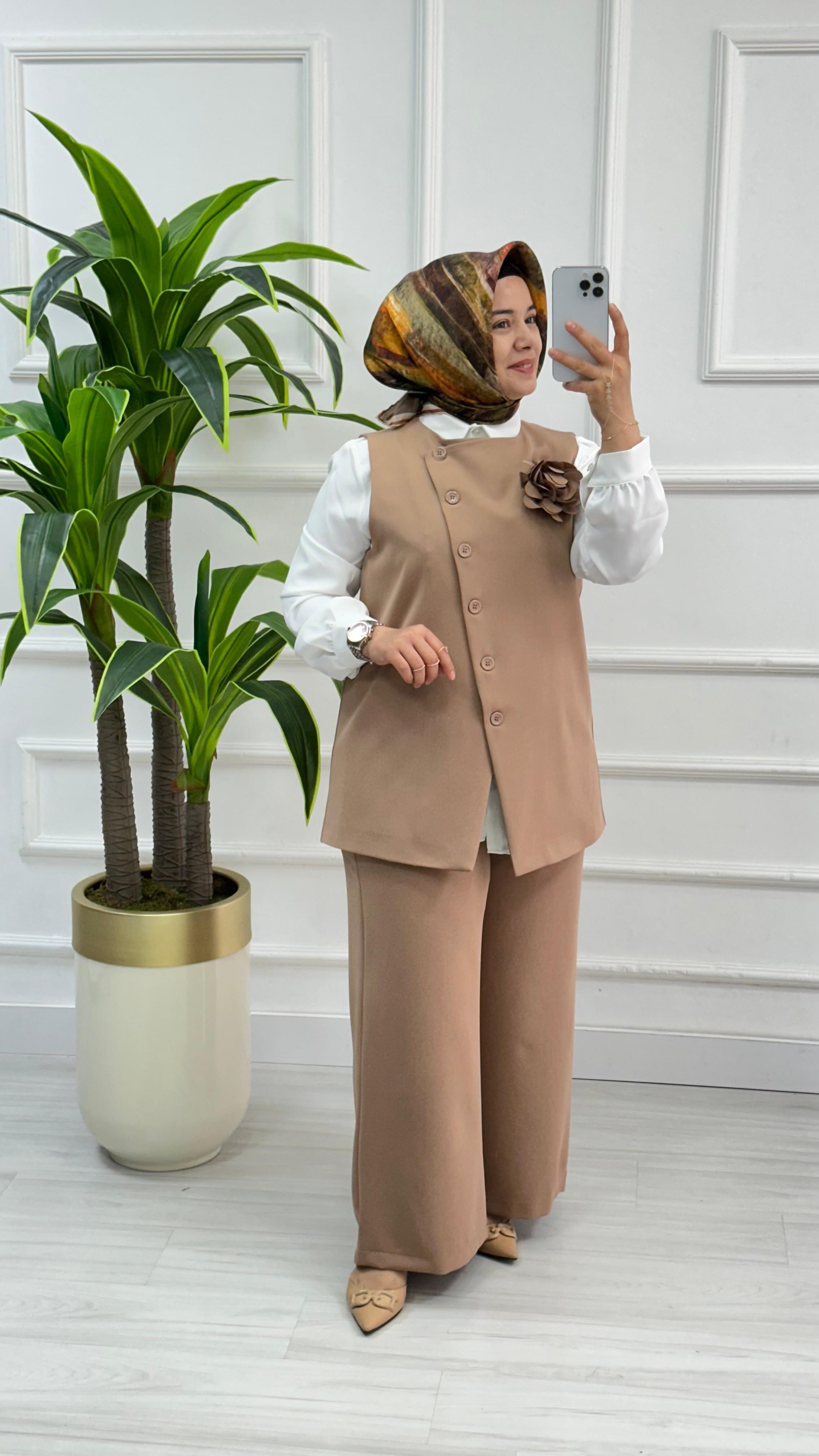 Kado Yelekli Önü Çiçek Detaylı Pantolonlu Takım 251873 - Vizon