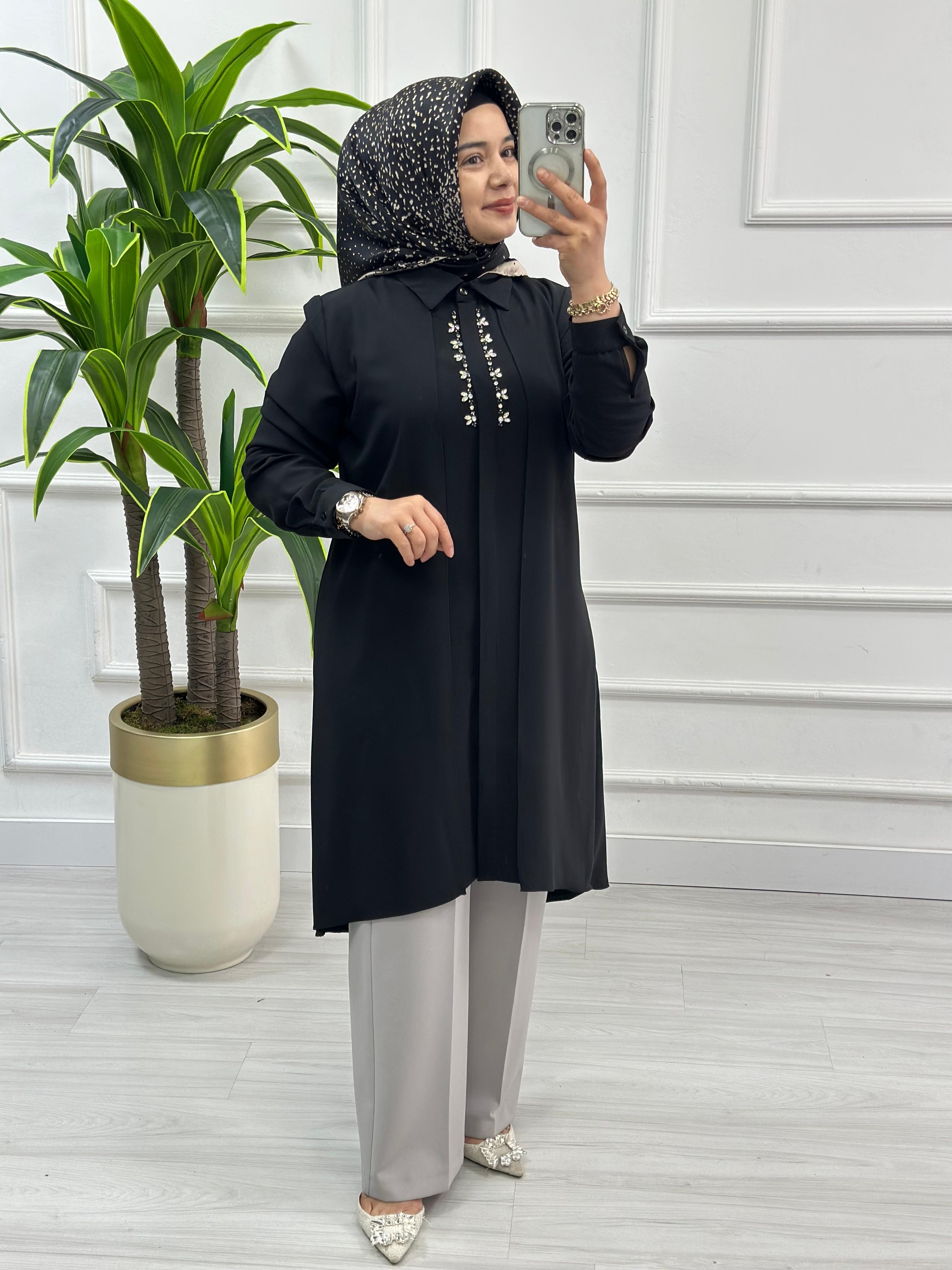 Alesya Önü Gizli Düğmeli Taş Detaylı Krep Kadın Tunik 5060 - Siyah