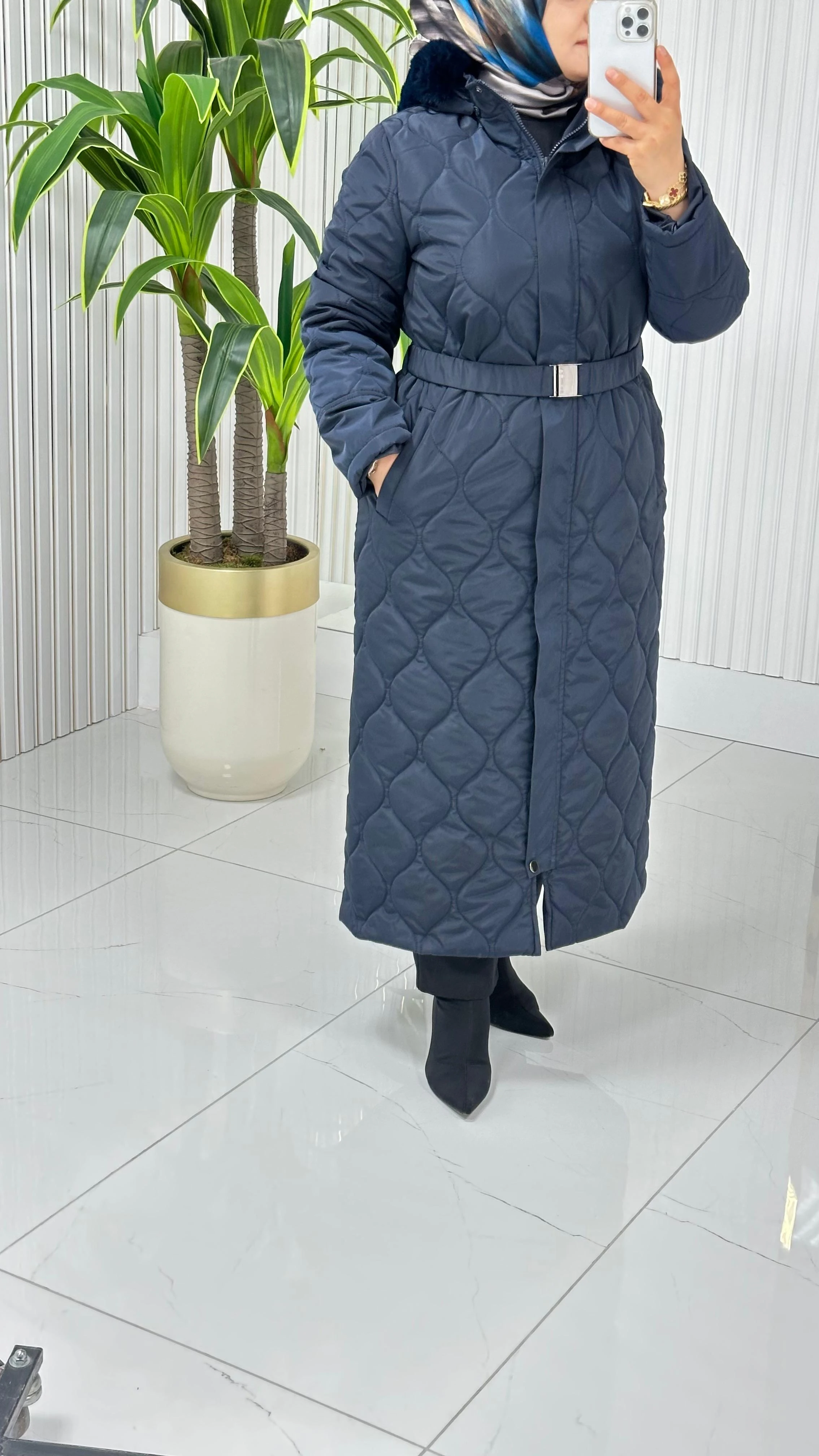 Belli Önü Fermuarlı Kapüşonu Kürklü Kadın Kapitone Kaban 7001