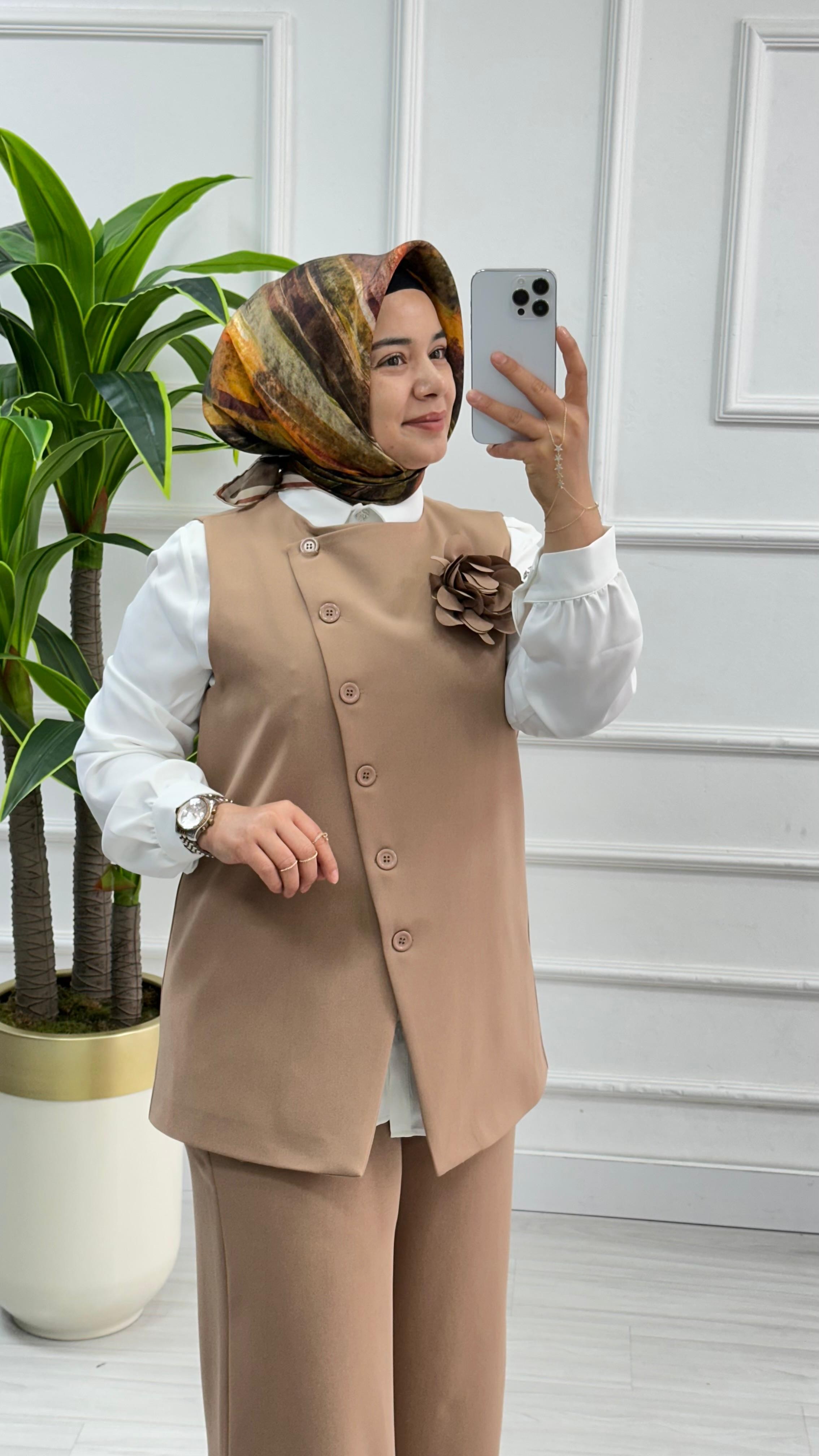 Kado Yelekli Önü Çiçek Detaylı Pantolonlu Takım 251873 - Vizon