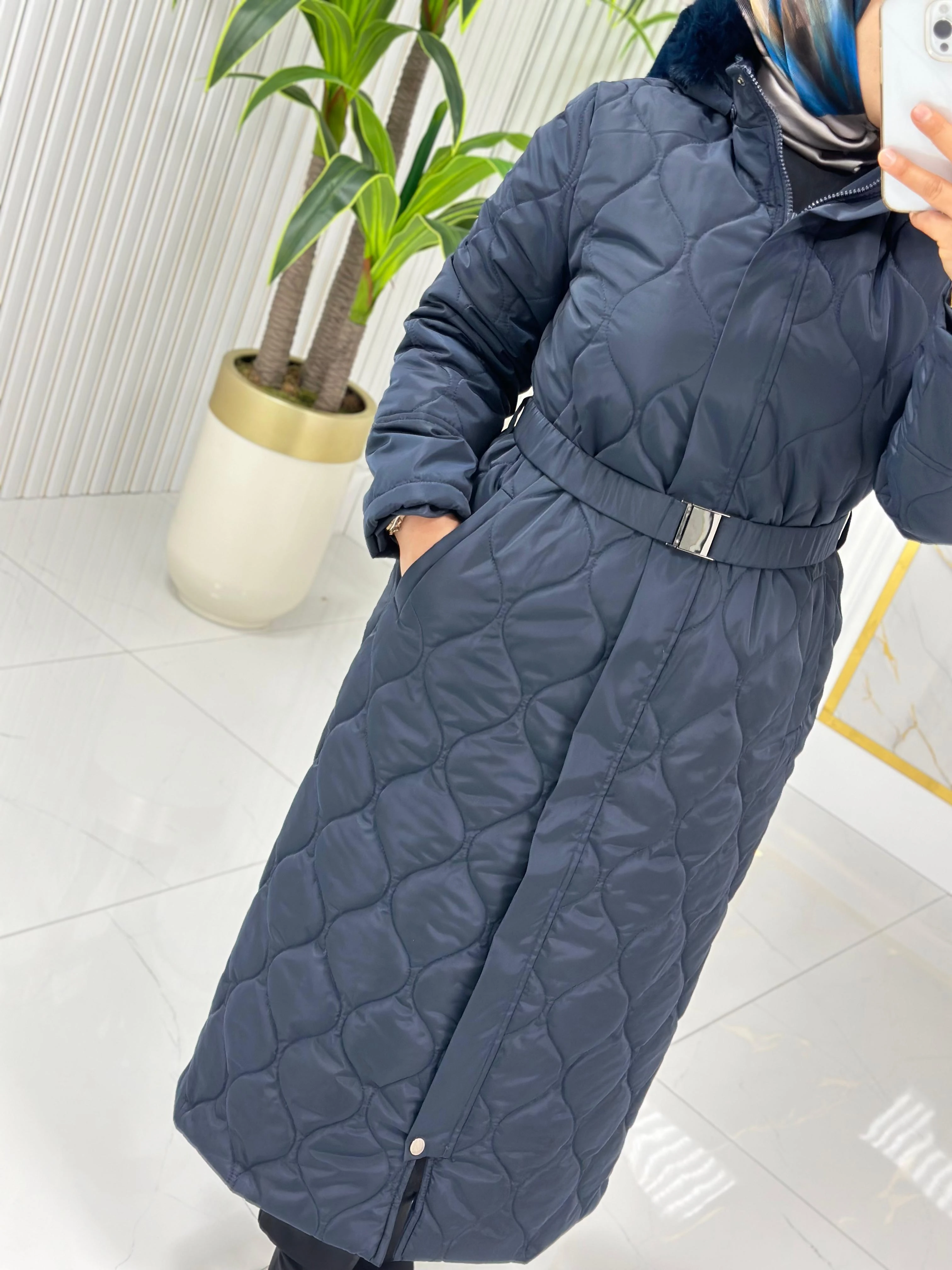 Belli Önü Fermuarlı Kapüşonu Kürklü Kadın Kapitone Kaban 7001