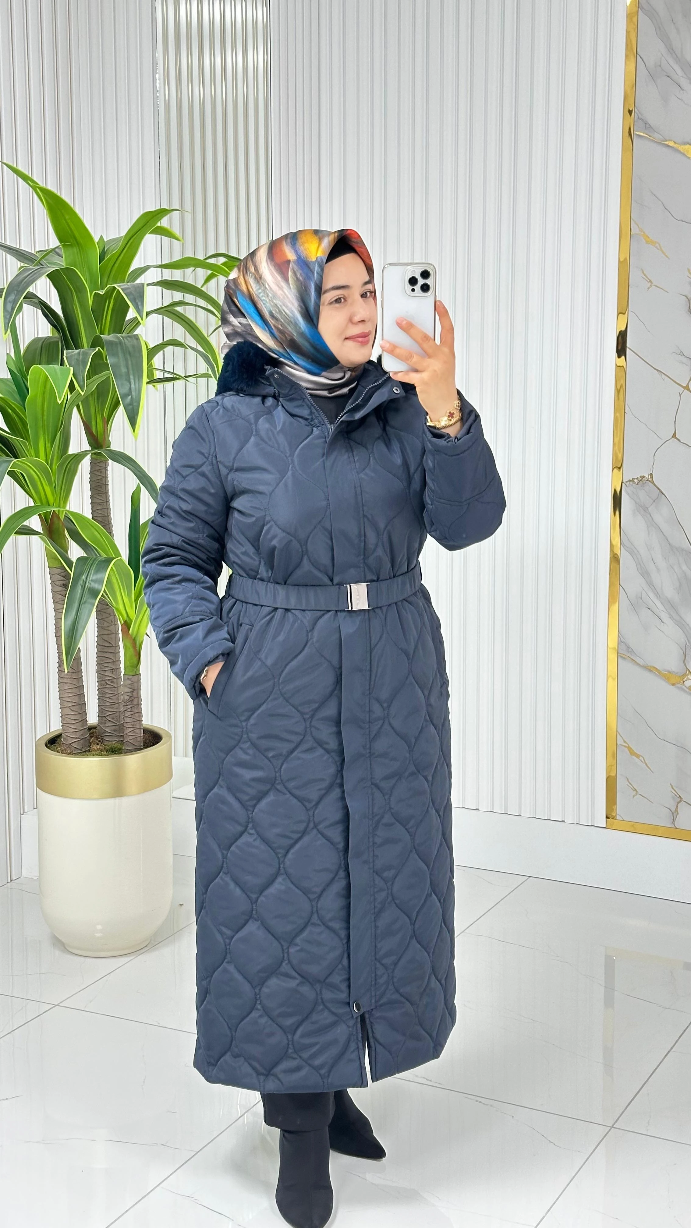 Belli Önü Fermuarlı Kapüşonu Kürklü Kadın Kapitone Kaban 7001