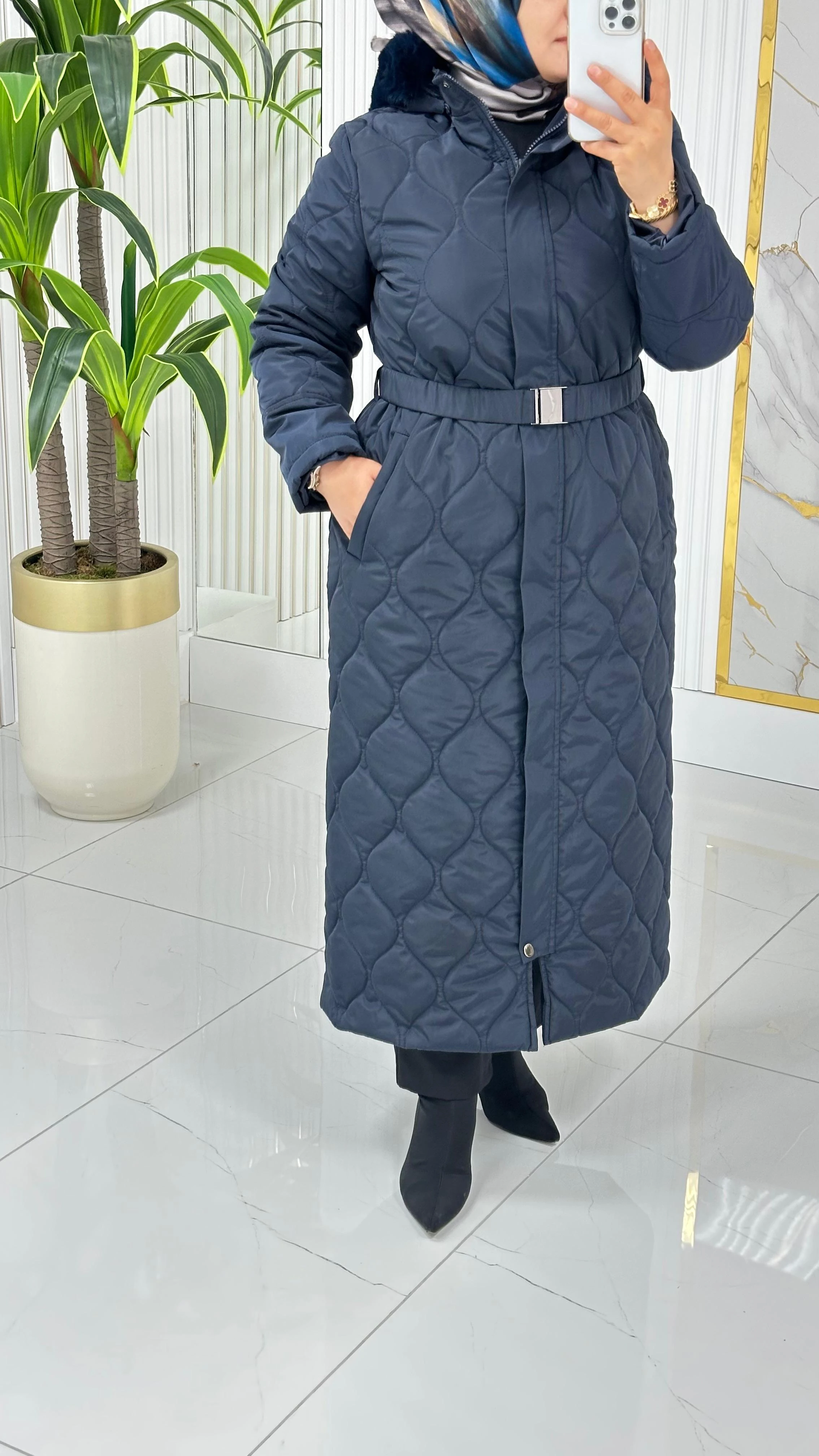 Belli Önü Fermuarlı Kapüşonu Kürklü Kadın Kapitone Kaban 7001