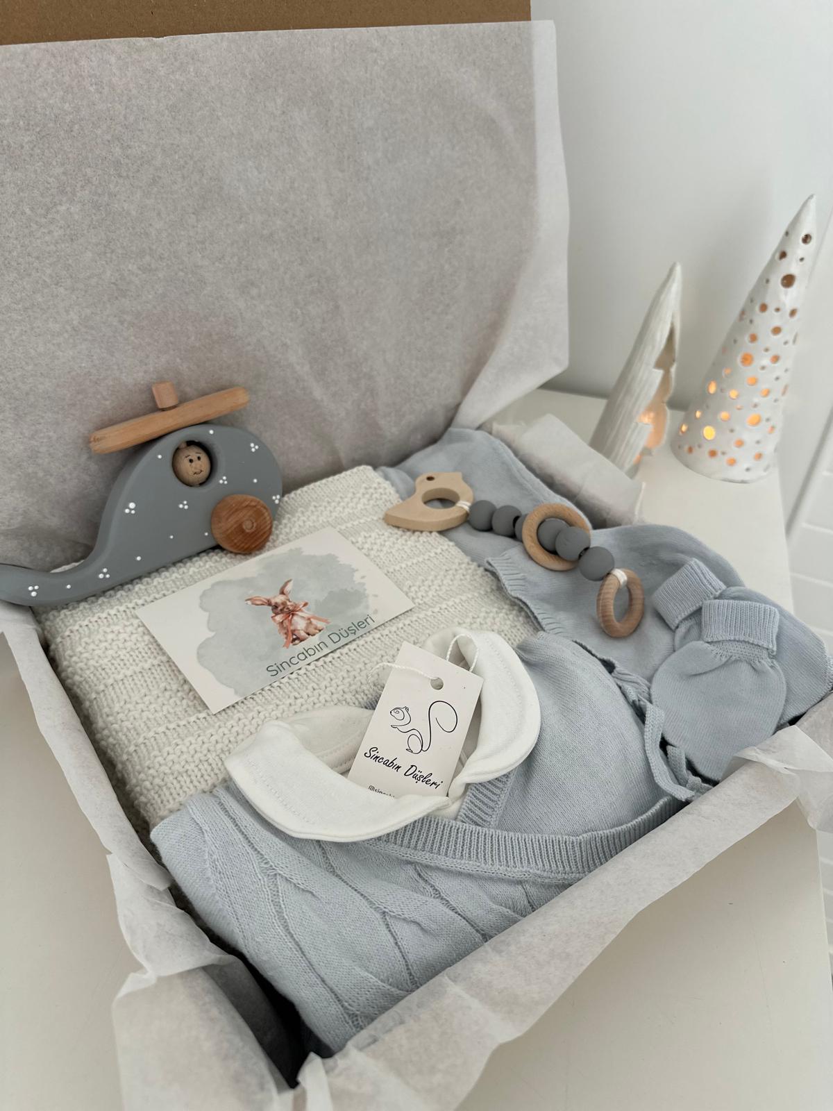 Erkek Bebek 8'li Hediye Seti | Bebek Hediye Kutusu | Yenidoğan & Bebek Giyim