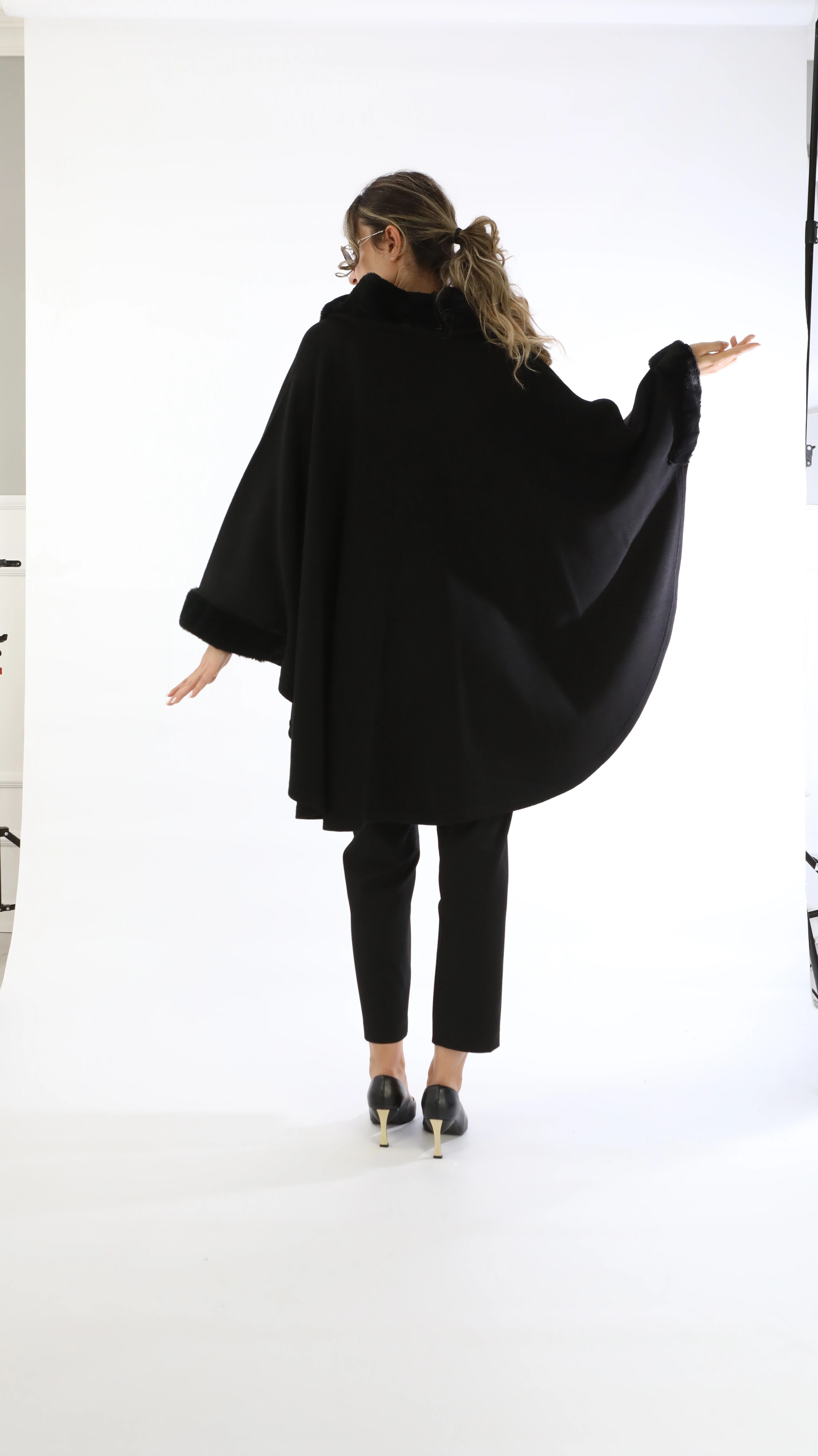 Büyük Beden Kürk Detaylı Pelerin 