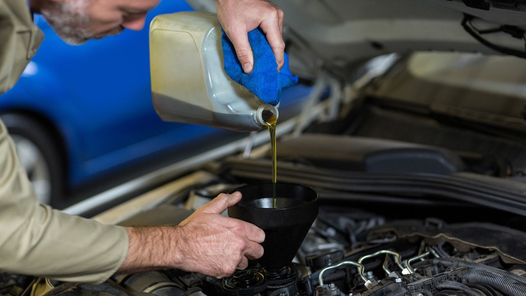 Motor yağı araca eklenirken bir gösterge