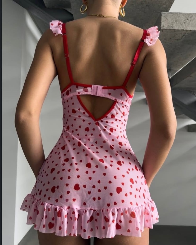 Kalp Desenli Pembe Babydoll Gecelik | Transparan, Fırfır Detaylı, Vücuda Oturan Şık Mini Gecelik