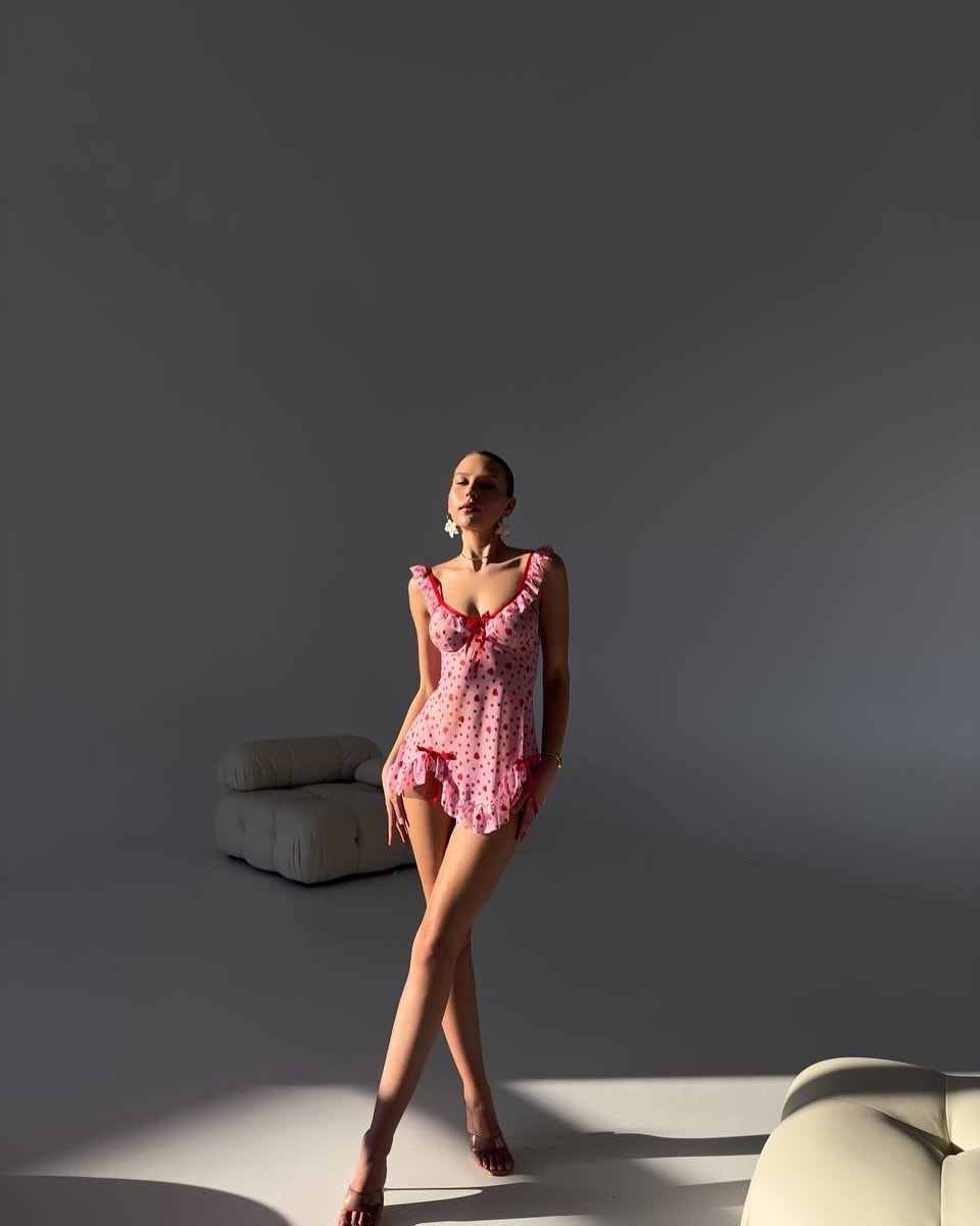 Kalp Desenli Pembe Babydoll Gecelik | Transparan, Fırfır Detaylı, Vücuda Oturan Şık Mini Gecelik