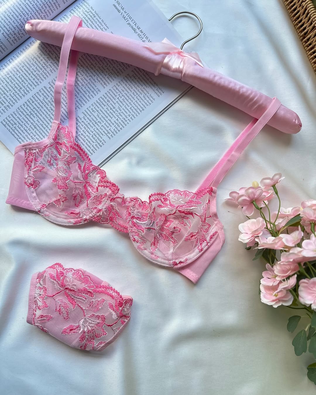 Pembe Düş Nakışlı Lingerie Seti