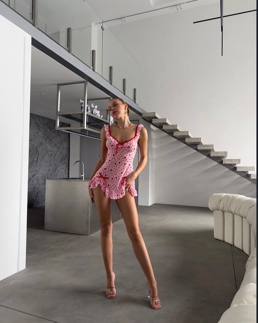 Kalp Desenli Pembe Babydoll Gecelik | Transparan, Fırfır Detaylı, Vücuda Oturan Şık Mini Gecelik