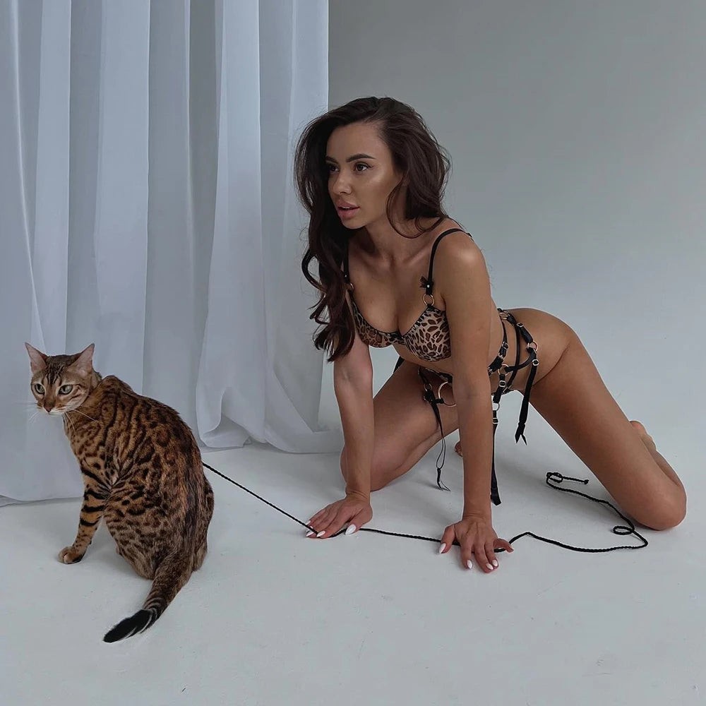 Kadın Leopar Desenli 3’lü Bra Set | Sütyen, Külot ve Metal Tokalı Jartiyer Kemer
