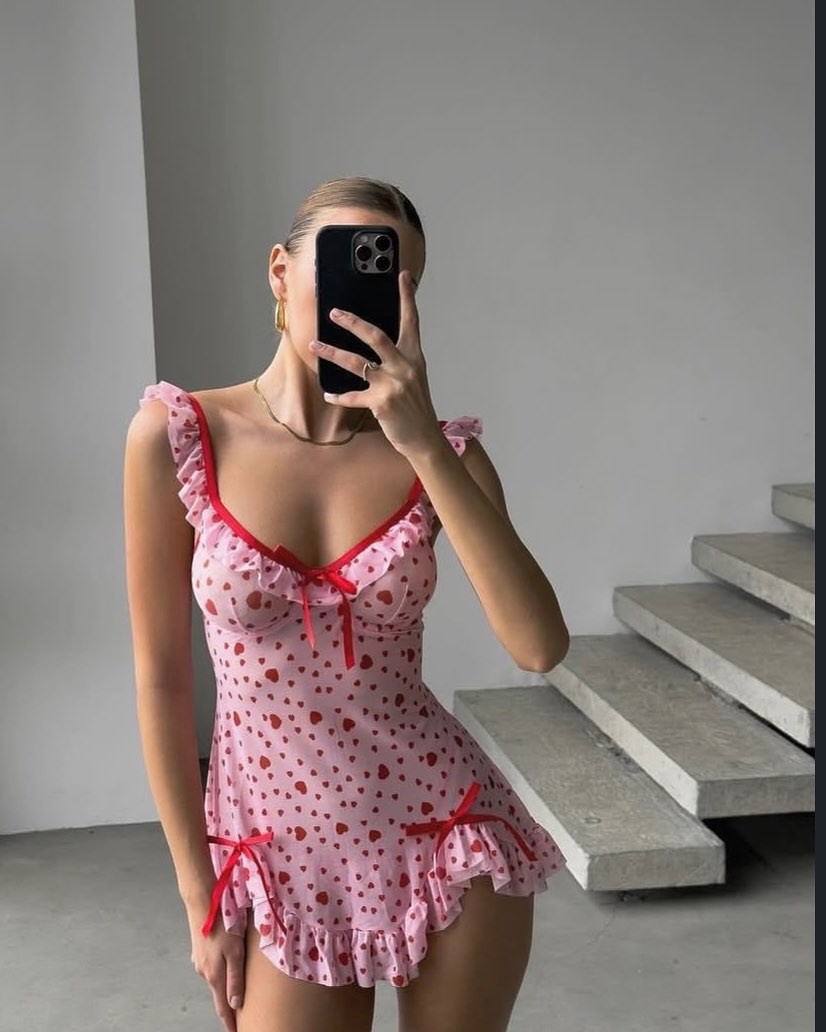 Kalp Desenli Pembe Babydoll Gecelik | Transparan, Fırfır Detaylı, Vücuda Oturan Şık Mini Gecelik