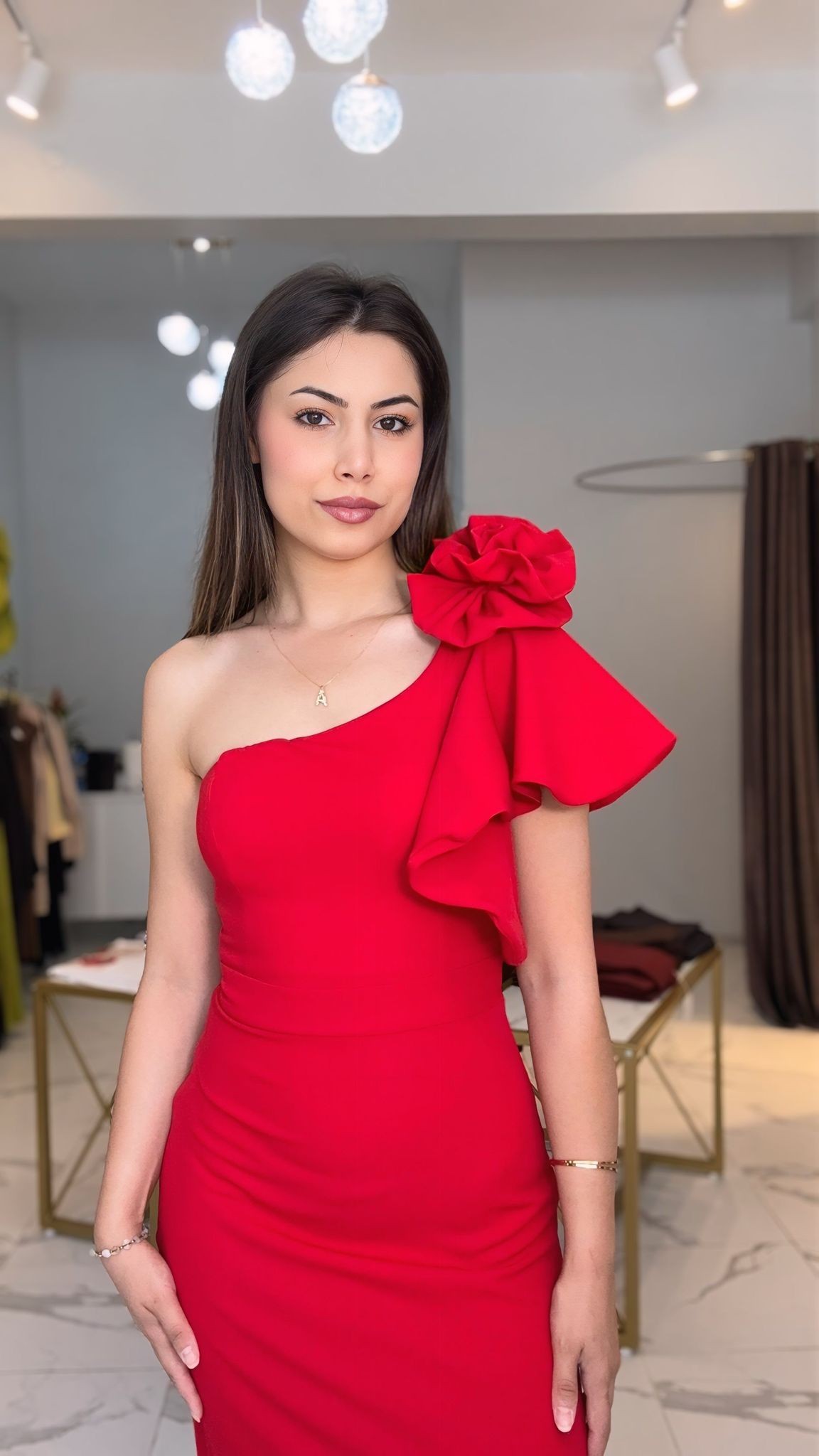 Gül detaylı kırmızı elbise 
