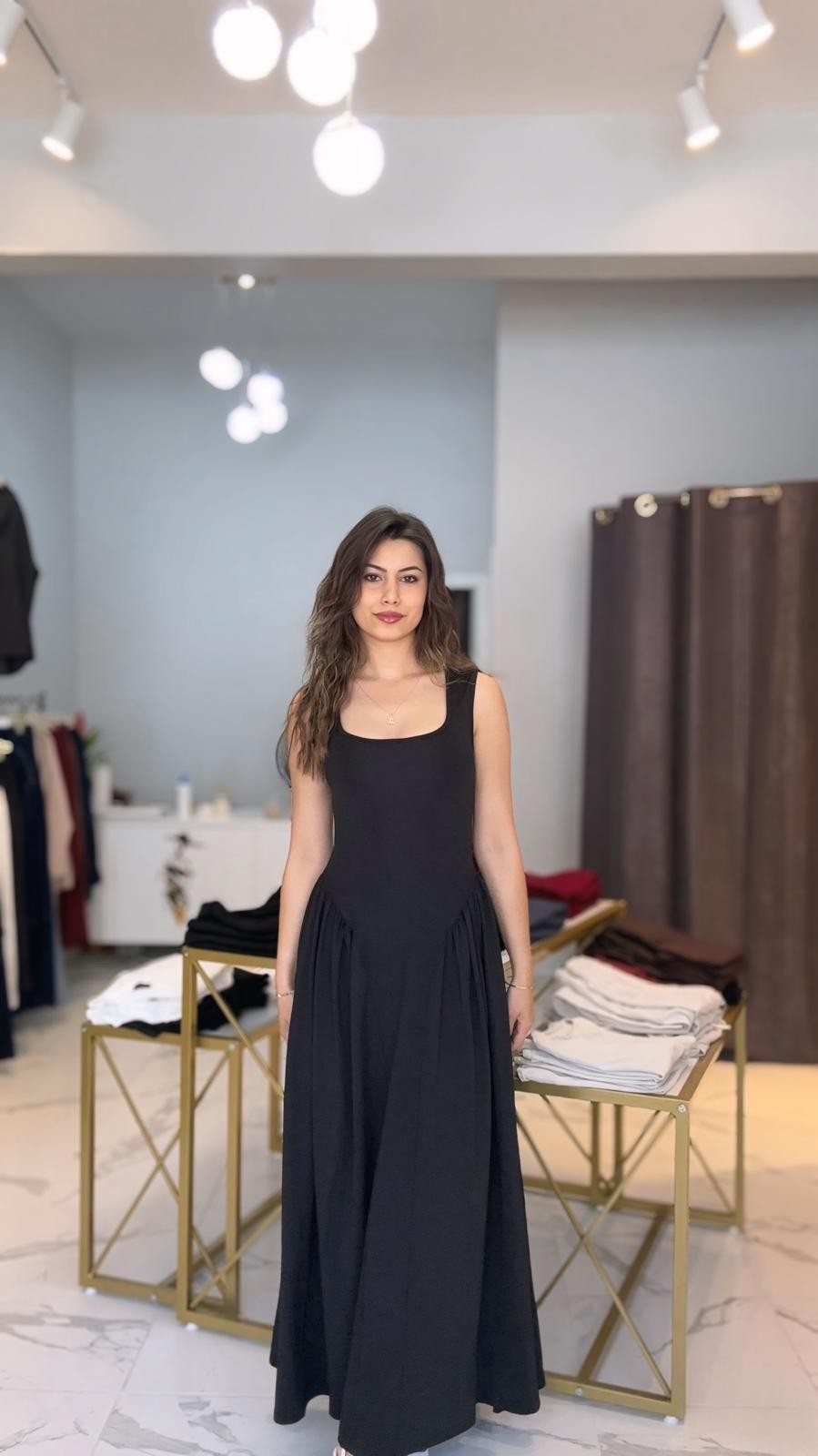 Siyah volanlı elbise 