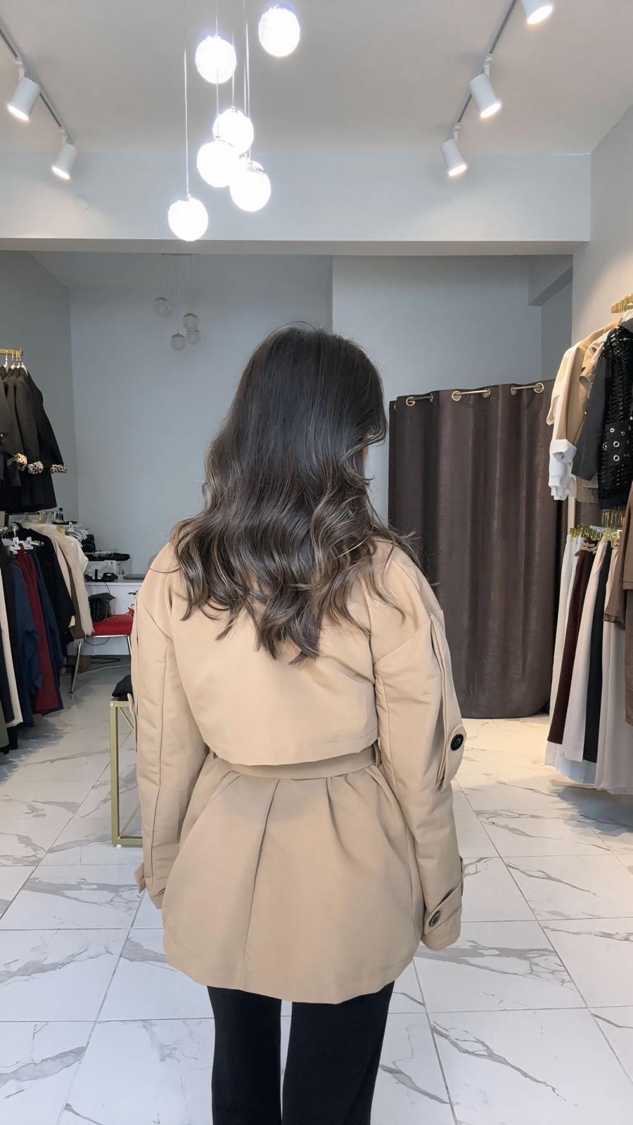 Kısa belden bağlamalı camel trençkot 