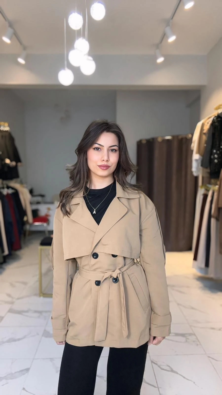 Kısa belden bağlamalı camel trençkot 