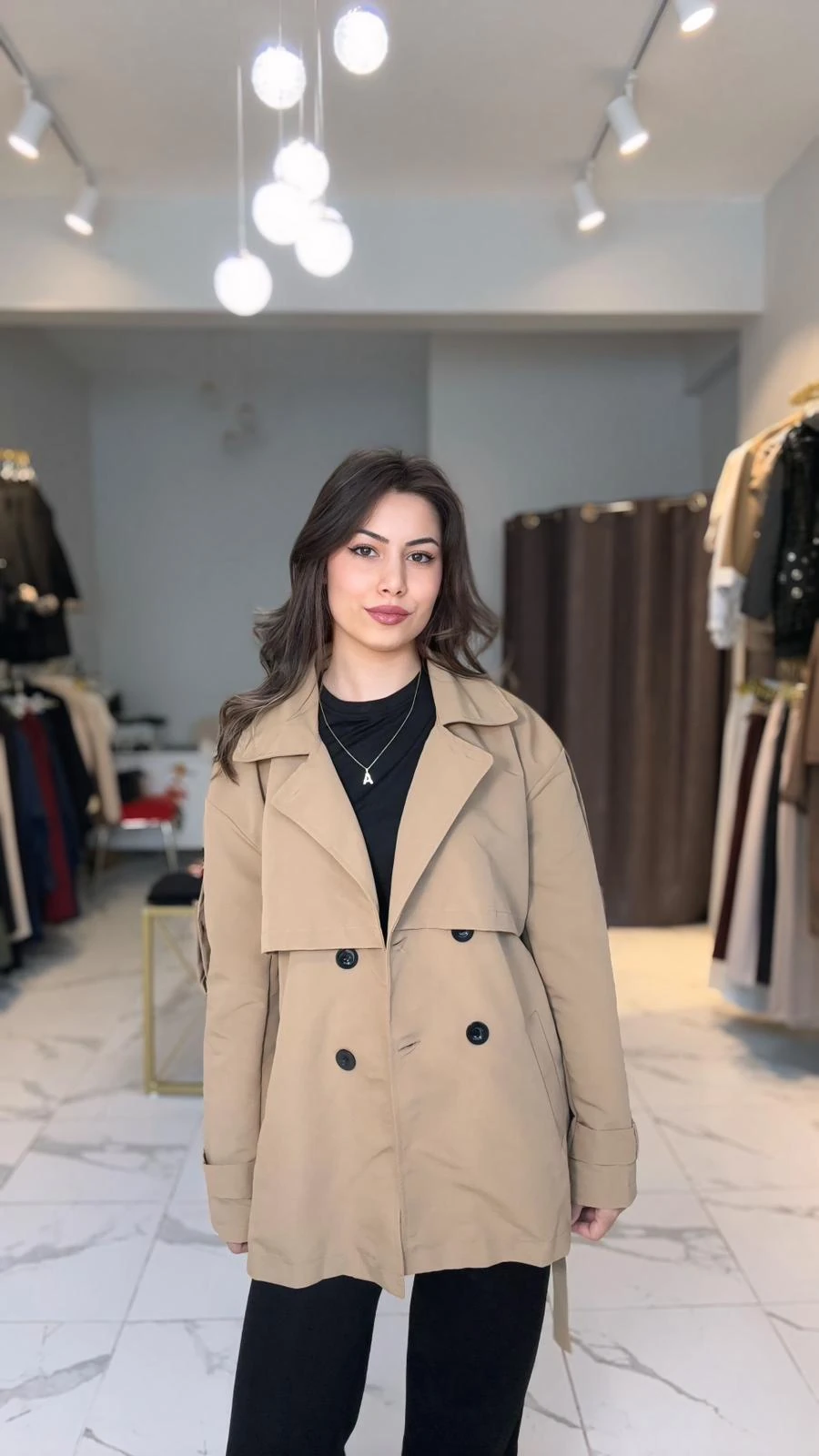 Kısa belden bağlamalı camel trençkot 