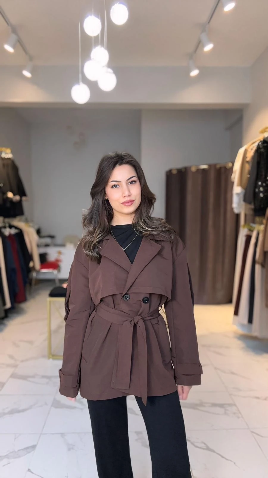 Kısa belden bağlamalı kahve trençkot 