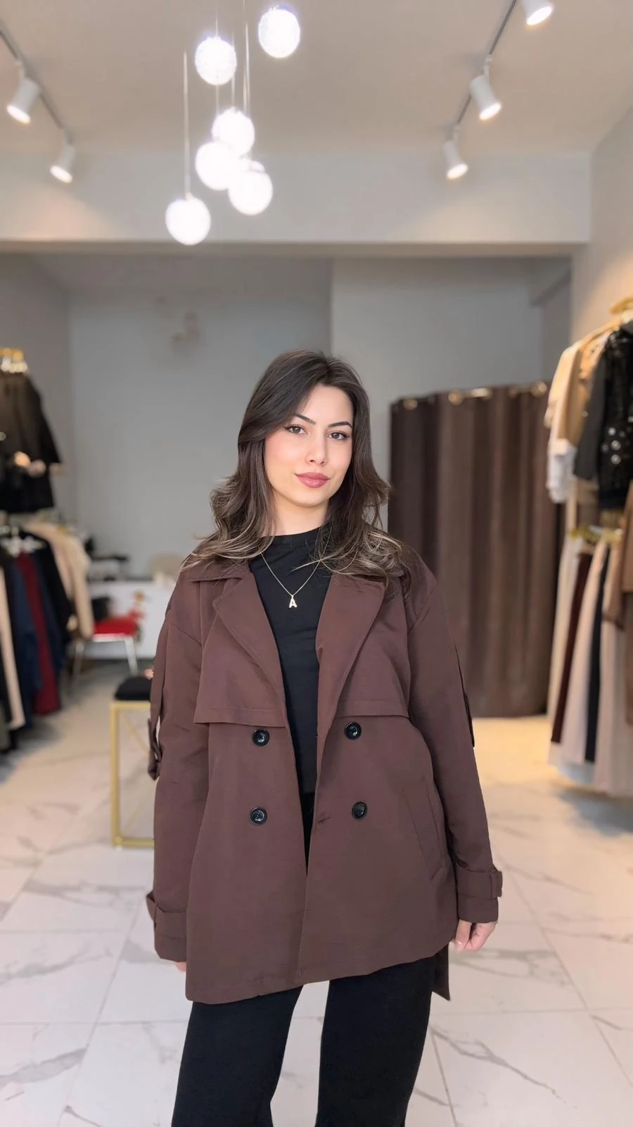 Kısa belden bağlamalı kahve trençkot 