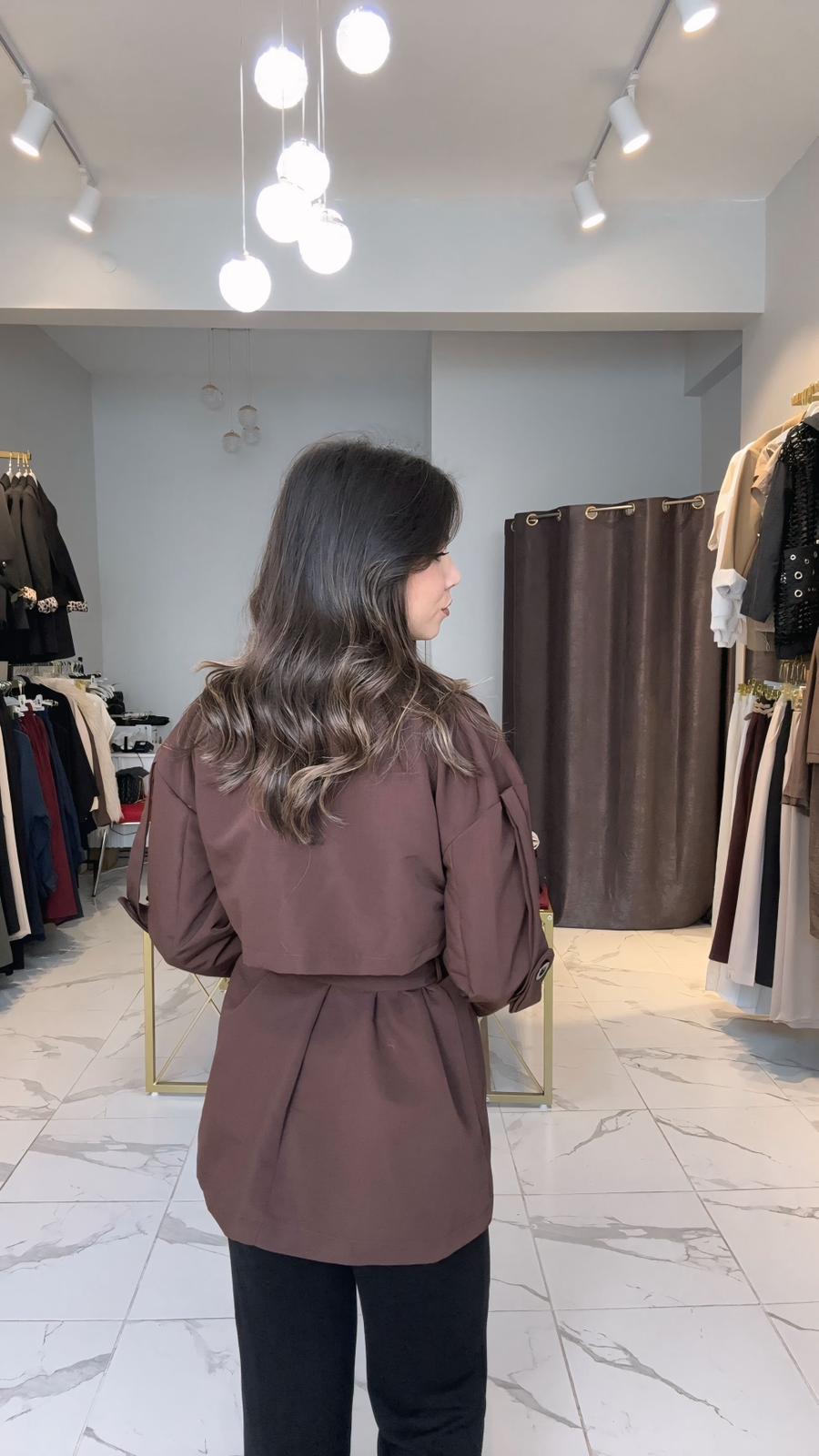 Kısa belden bağlamalı kahve trençkot 